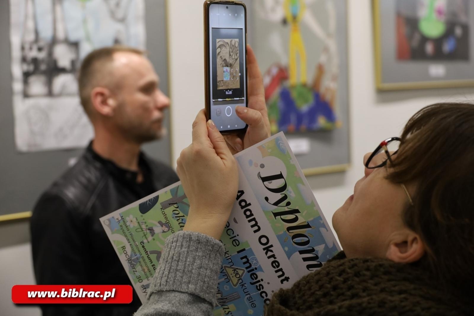 Zdjęcie w galerii na portalu naszraciborz.pl: Pokaż czym oddychasz – w bibliotece rozstrzygnięto konkurs plastyczny wiadomości z regionu