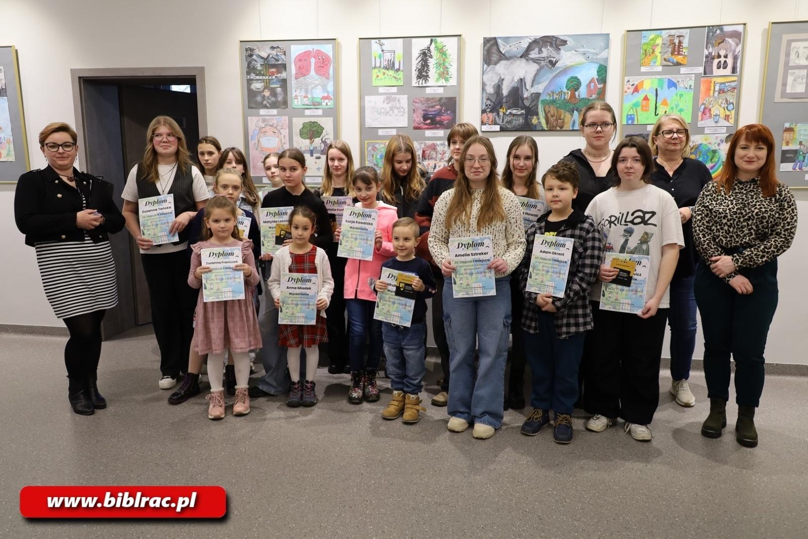 Zdjęcie w galerii na portalu naszraciborz.pl: Pokaż czym oddychasz – w bibliotece rozstrzygnięto konkurs plastyczny wiadomości z regionu