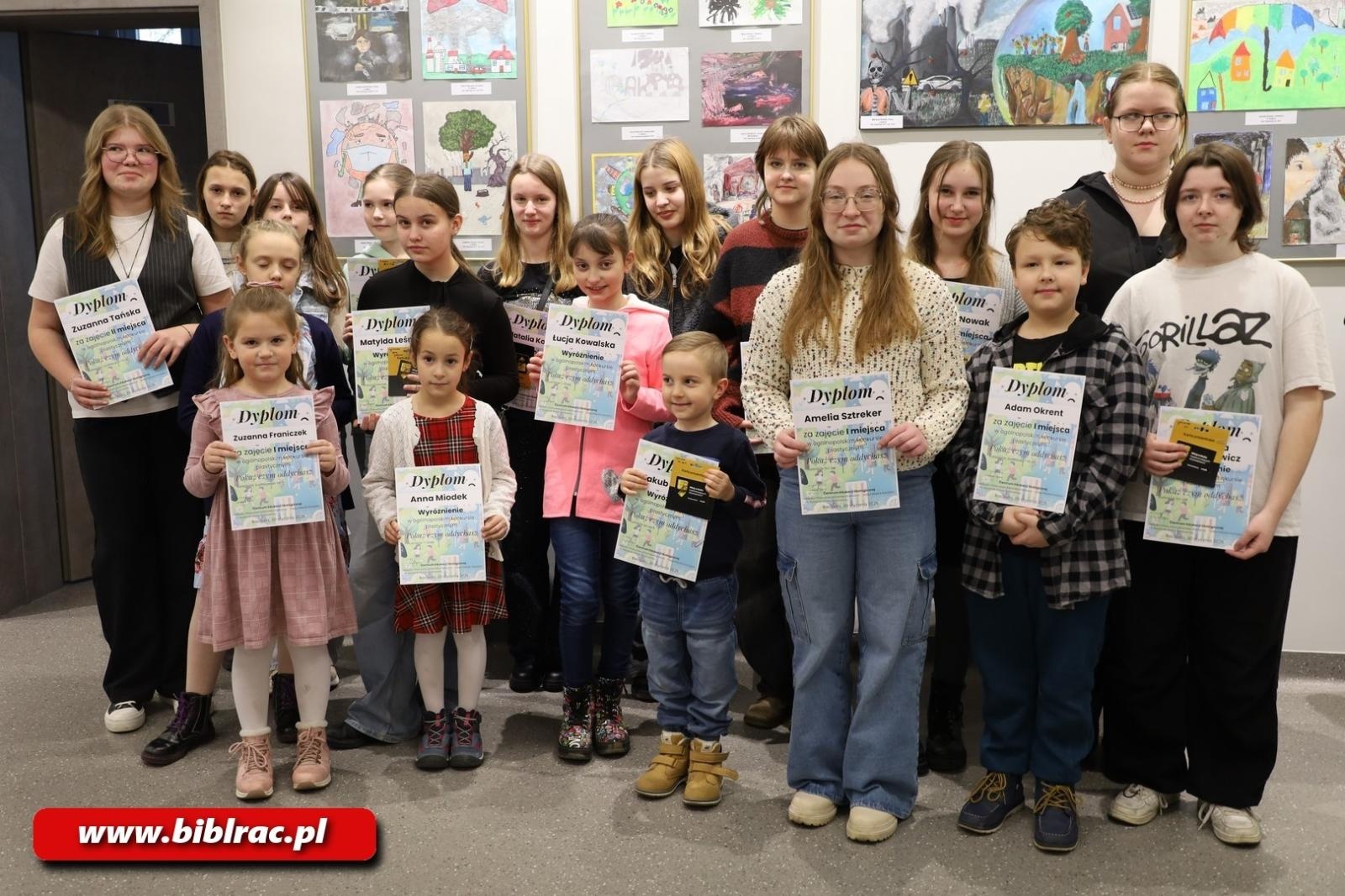 Zdjęcie w galerii na portalu naszraciborz.pl: Pokaż czym oddychasz – w bibliotece rozstrzygnięto konkurs plastyczny wiadomości z regionu