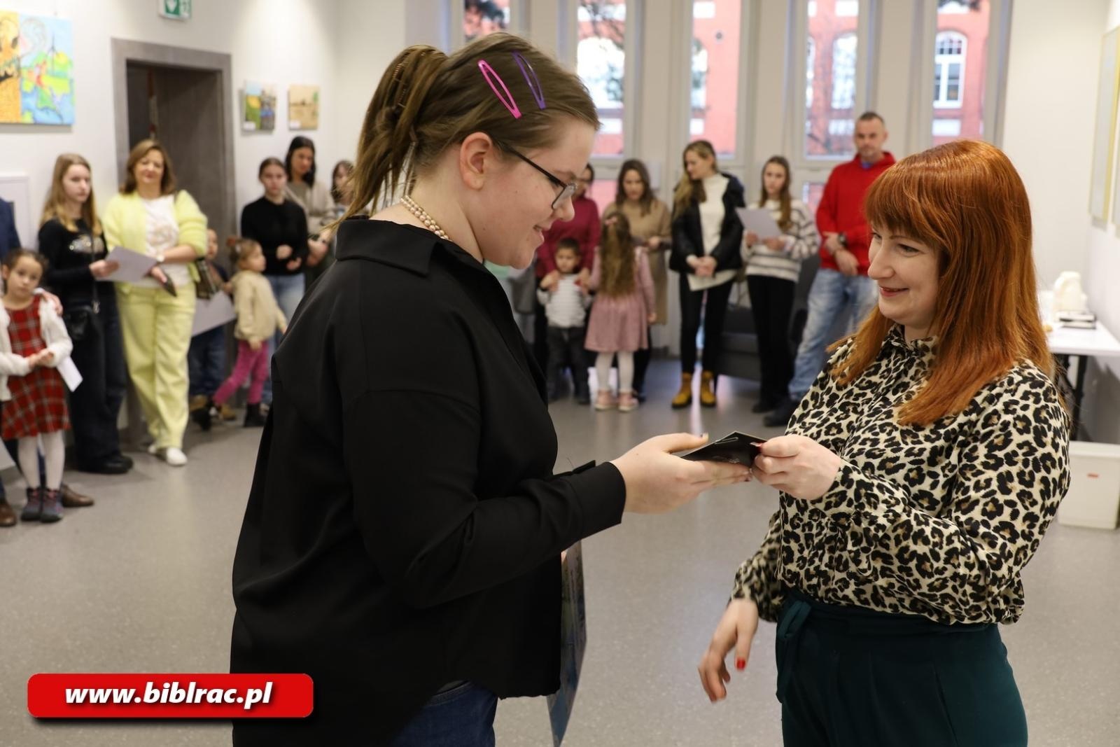 Zdjęcie w galerii na portalu naszraciborz.pl: Pokaż czym oddychasz – w bibliotece rozstrzygnięto konkurs plastyczny wiadomości z regionu