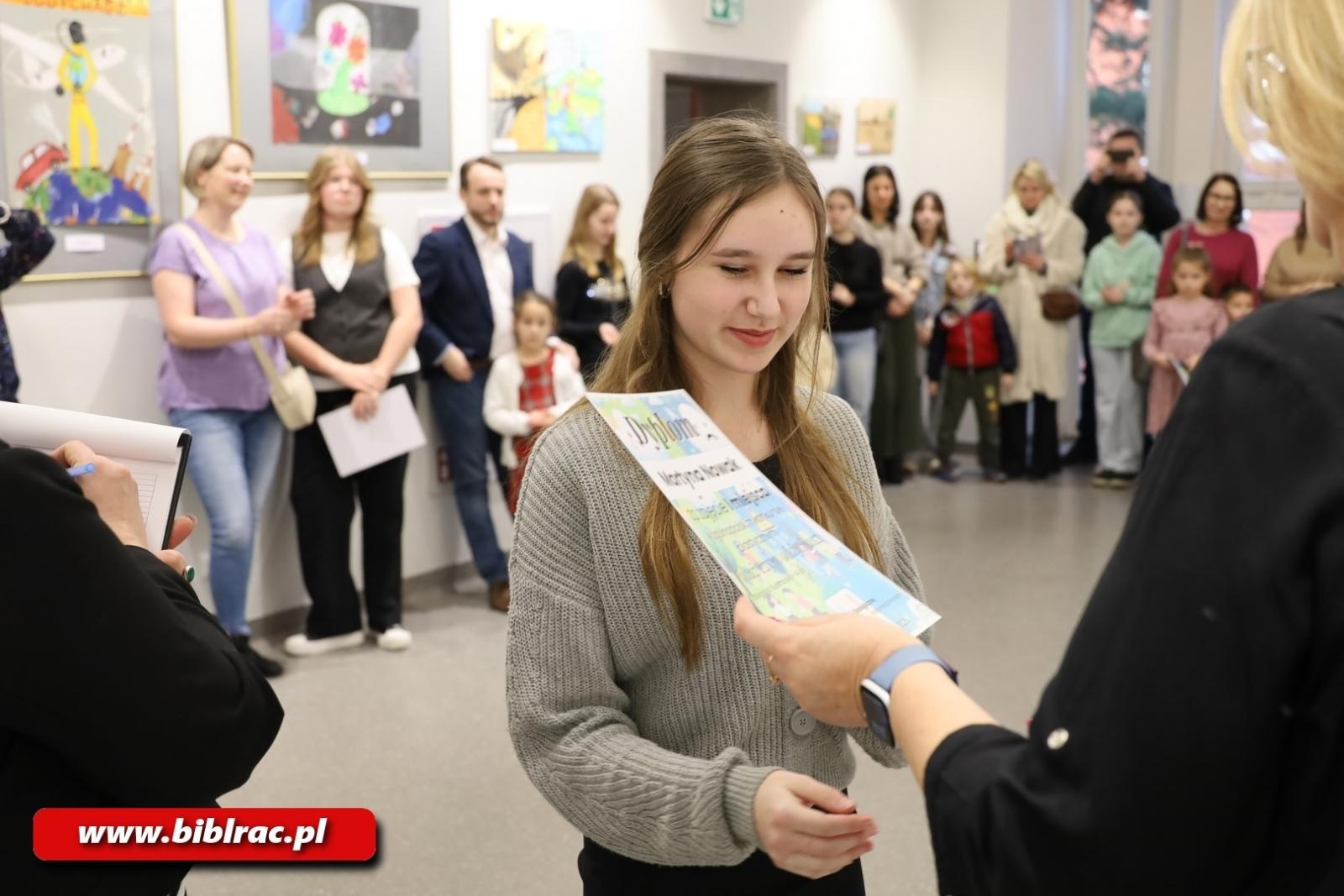 Zdjęcie w galerii na portalu naszraciborz.pl: Pokaż czym oddychasz – w bibliotece rozstrzygnięto konkurs plastyczny wiadomości z regionu