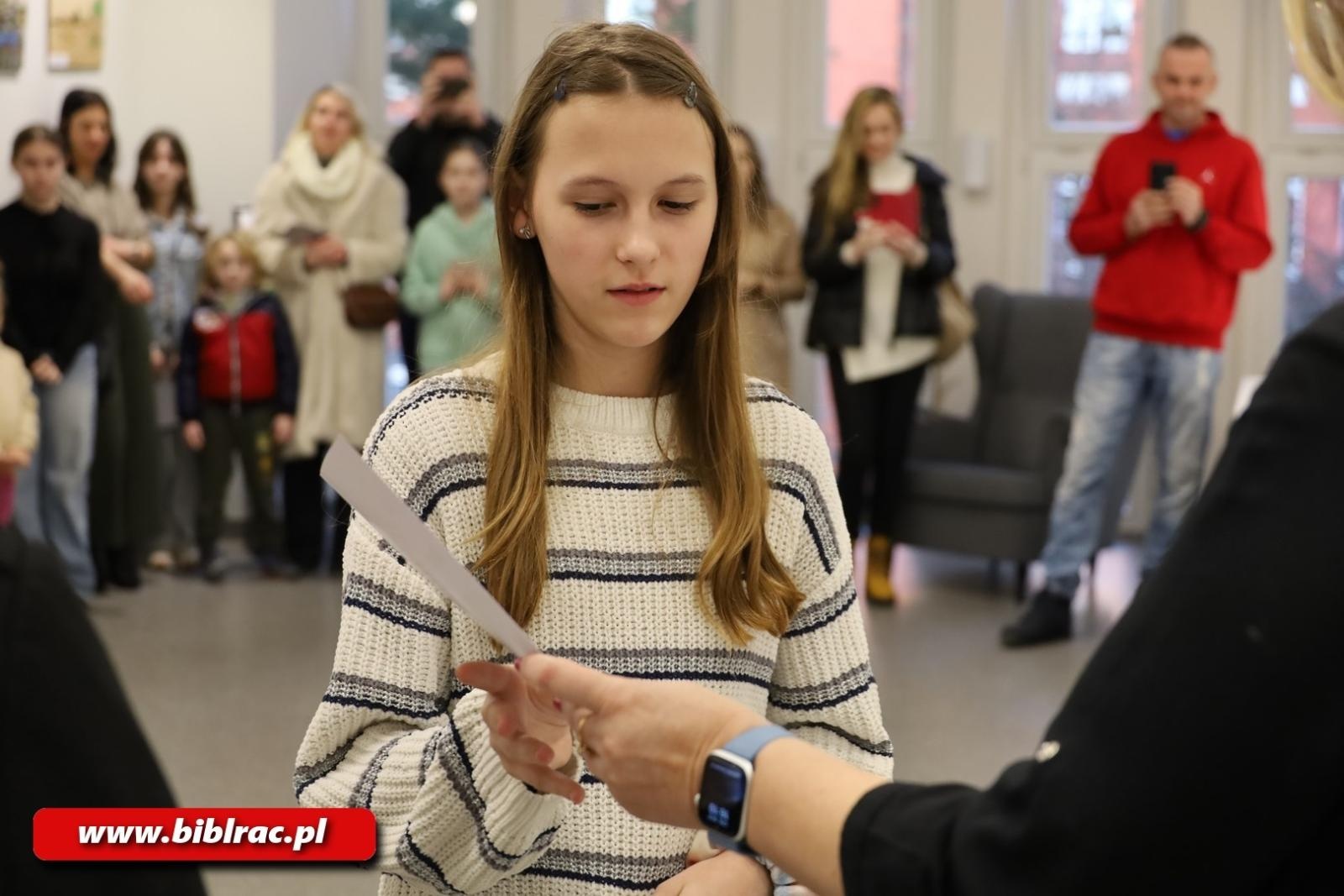 Zdjęcie w galerii na portalu naszraciborz.pl: Pokaż czym oddychasz – w bibliotece rozstrzygnięto konkurs plastyczny wiadomości z regionu