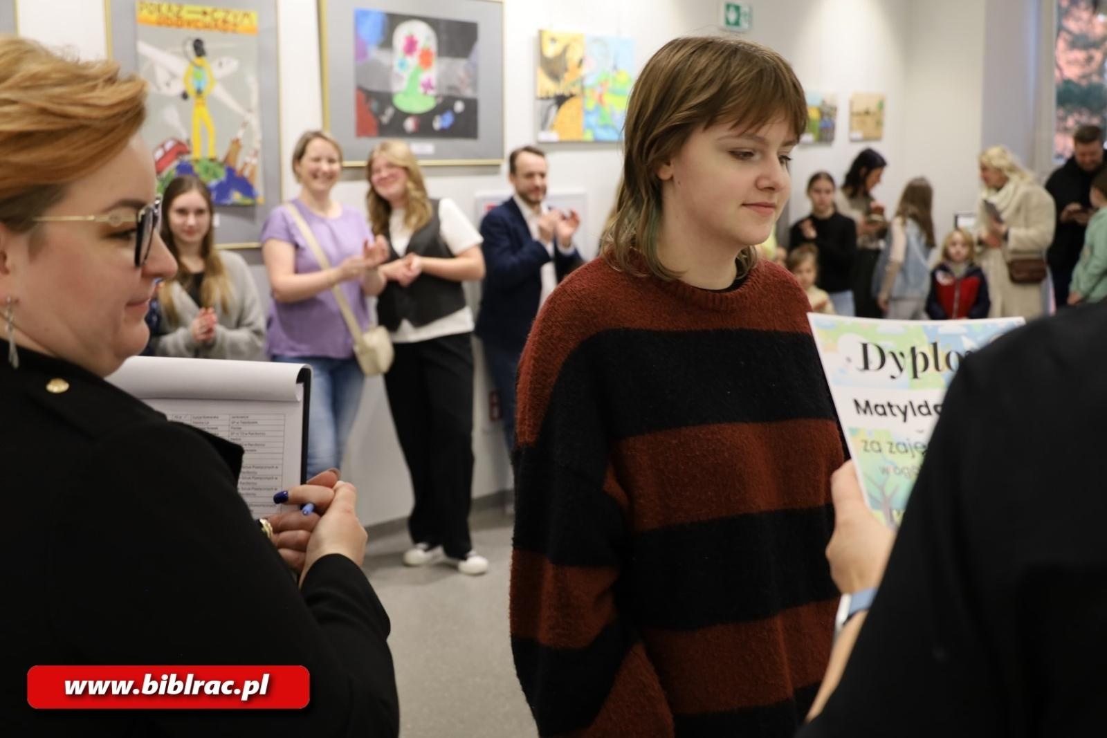 Zdjęcie w galerii na portalu naszraciborz.pl: Pokaż czym oddychasz – w bibliotece rozstrzygnięto konkurs plastyczny wiadomości z regionu