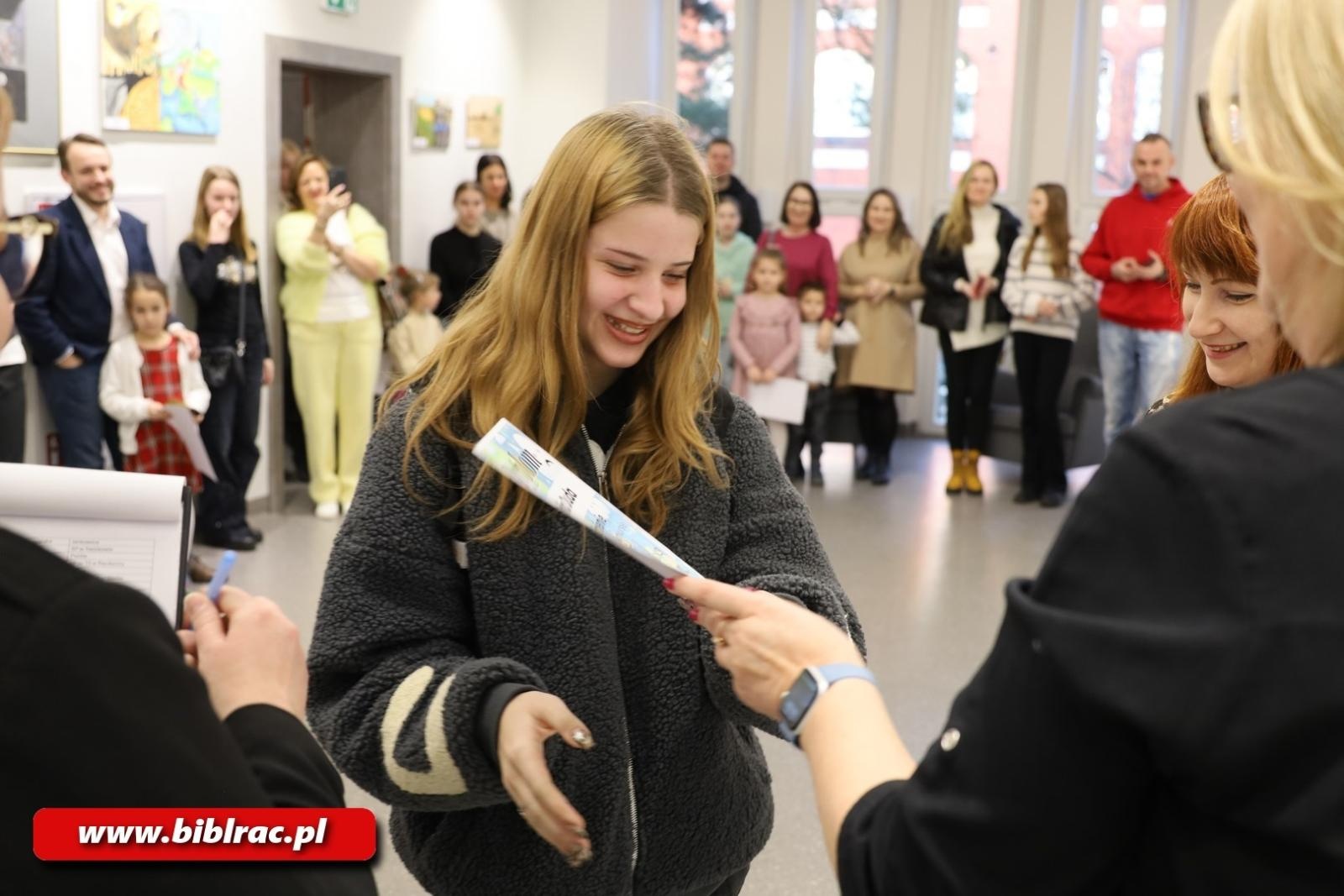 Zdjęcie w galerii na portalu naszraciborz.pl: Pokaż czym oddychasz – w bibliotece rozstrzygnięto konkurs plastyczny wiadomości z regionu