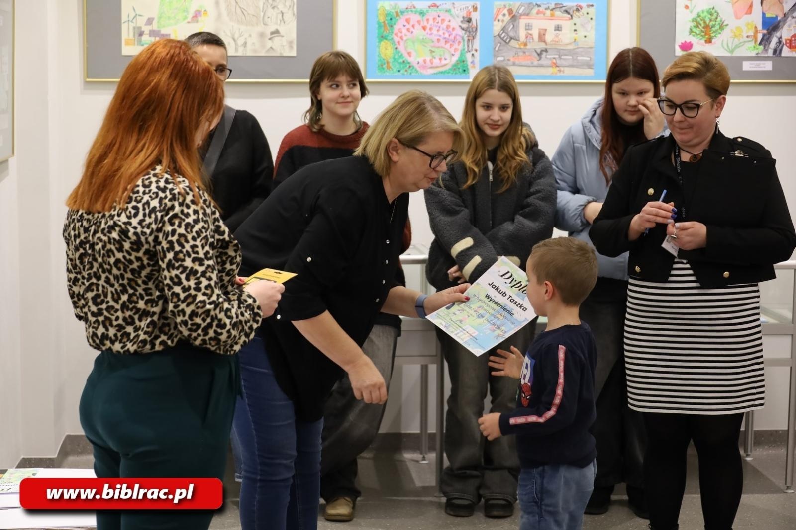 Zdjęcie w galerii na portalu naszraciborz.pl: Pokaż czym oddychasz – w bibliotece rozstrzygnięto konkurs plastyczny wiadomości z regionu