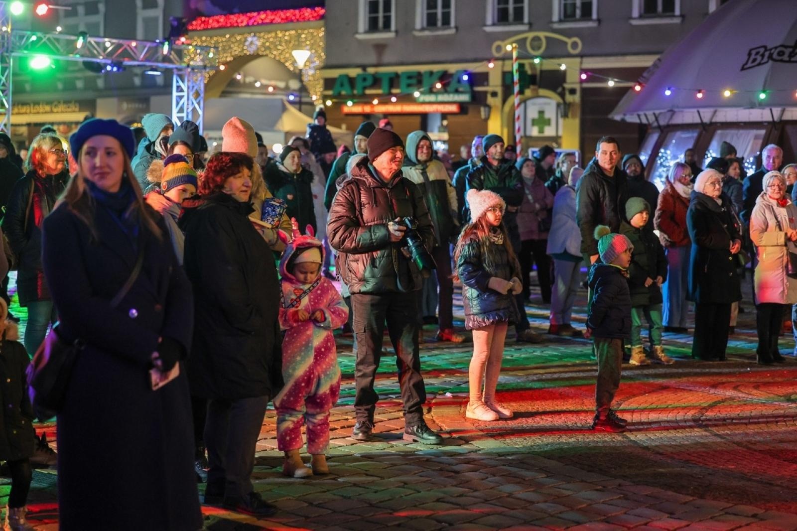 Zdjęcie w galerii na portalu naszraciborz.pl: 33. finał Wielkiej Orkiestry Świątecznej Pomocy za nami. Zobaczmy, jak wyglądał w Raciborzu wiadomości z regionu