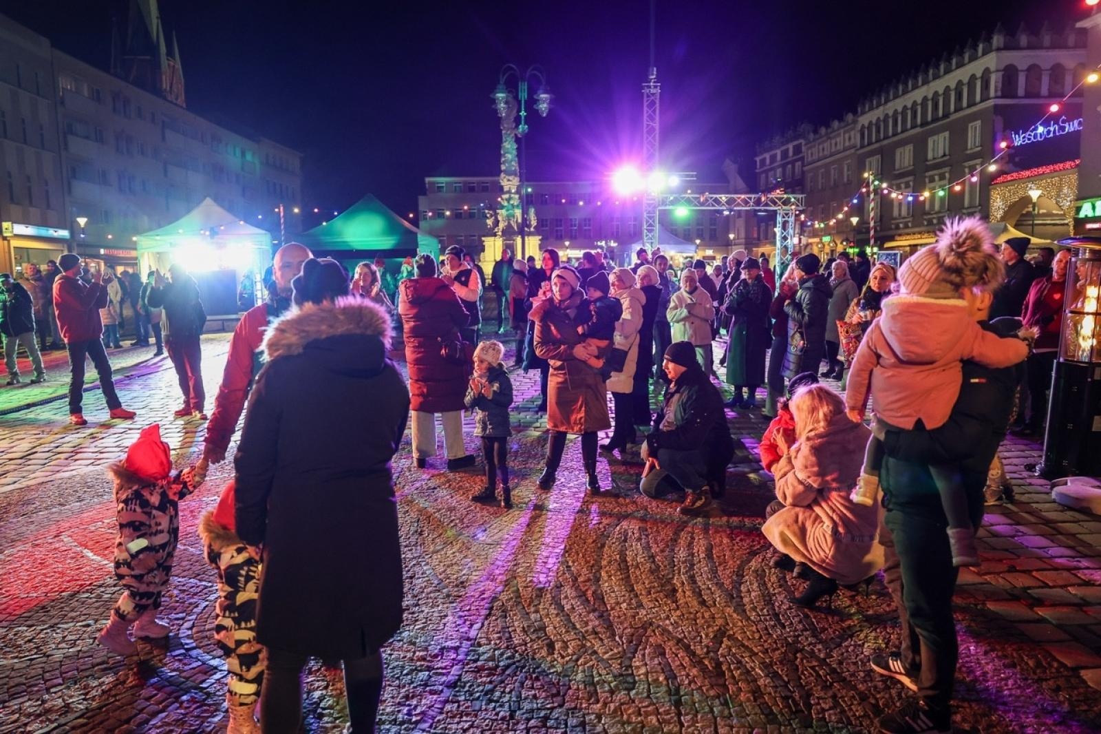 Zdjęcie w galerii na portalu naszraciborz.pl: 33. finał Wielkiej Orkiestry Świątecznej Pomocy za nami. Zobaczmy, jak wyglądał w Raciborzu wiadomości z regionu