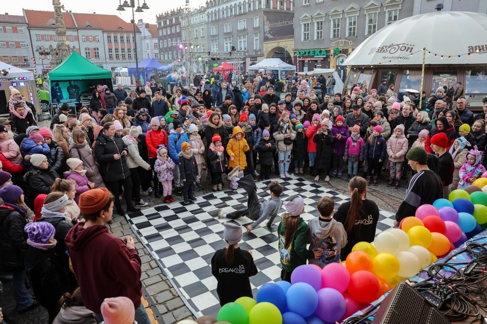 Zdjęcie w galerii na portalu naszraciborz.pl: 33. finał Wielkiej Orkiestry Świątecznej Pomocy za nami. Zobaczmy, jak wyglądał w Raciborzu wiadomości z regionu