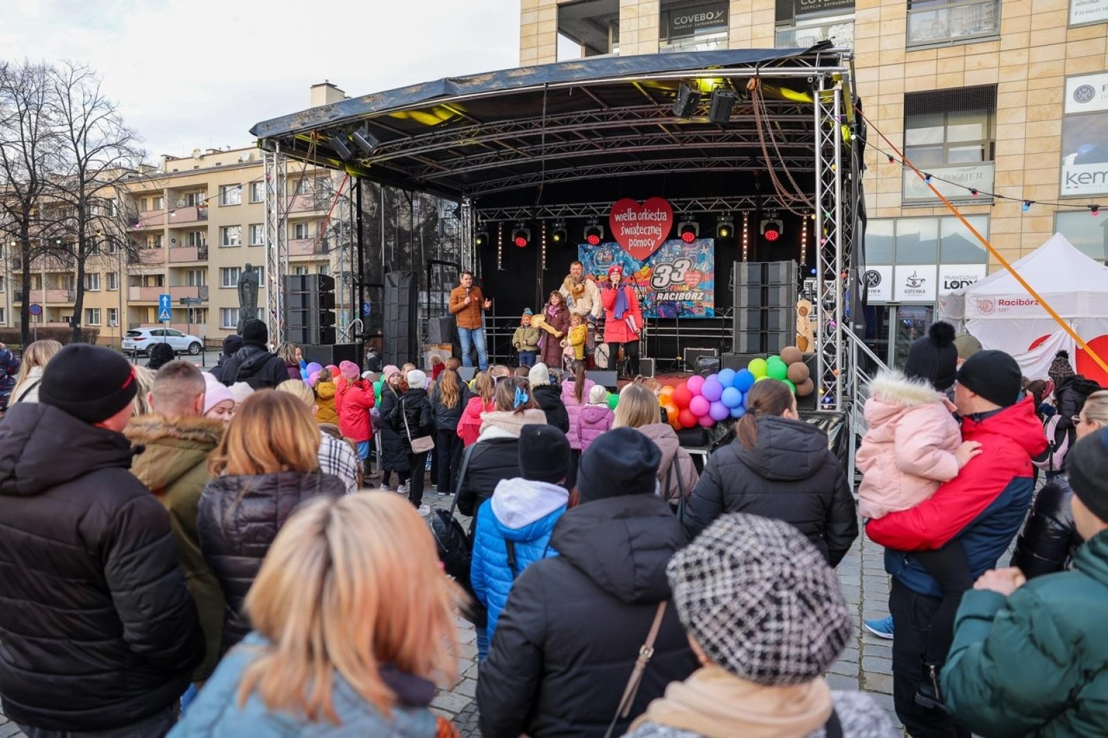 Zdjęcie w galerii na portalu naszraciborz.pl: 33. finał Wielkiej Orkiestry Świątecznej Pomocy za nami. Zobaczmy, jak wyglądał w Raciborzu wiadomości z regionu