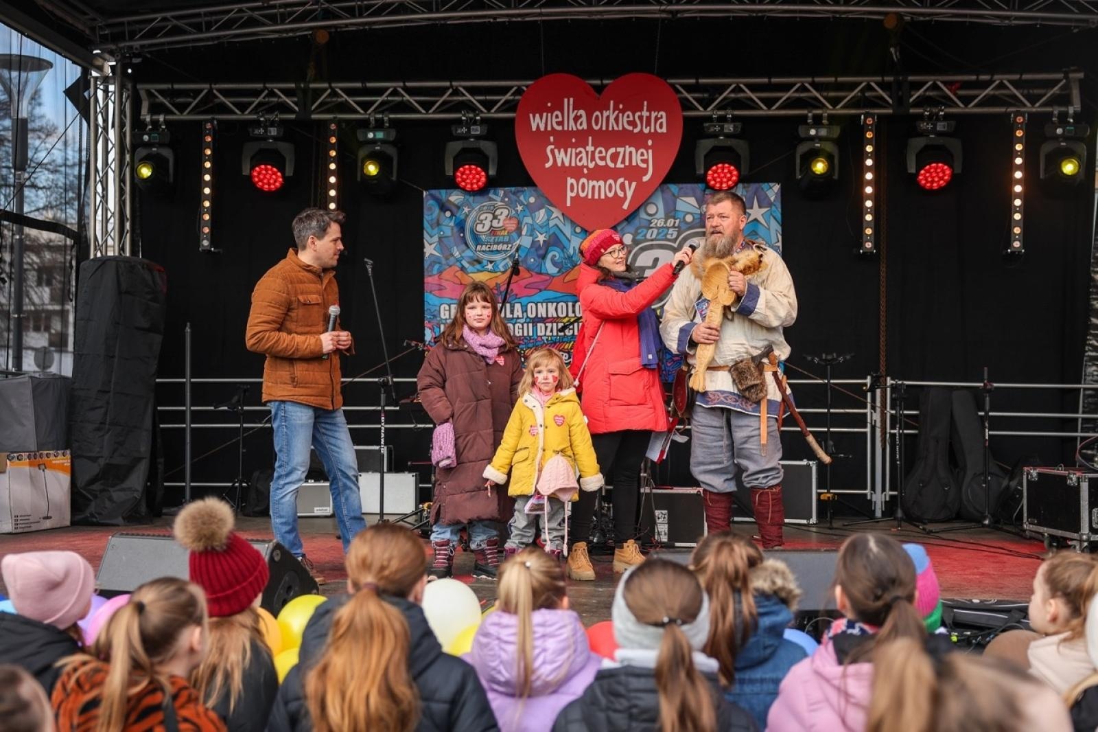 Zdjęcie w galerii na portalu naszraciborz.pl: 33. finał Wielkiej Orkiestry Świątecznej Pomocy za nami. Zobaczmy, jak wyglądał w Raciborzu wiadomości z regionu
