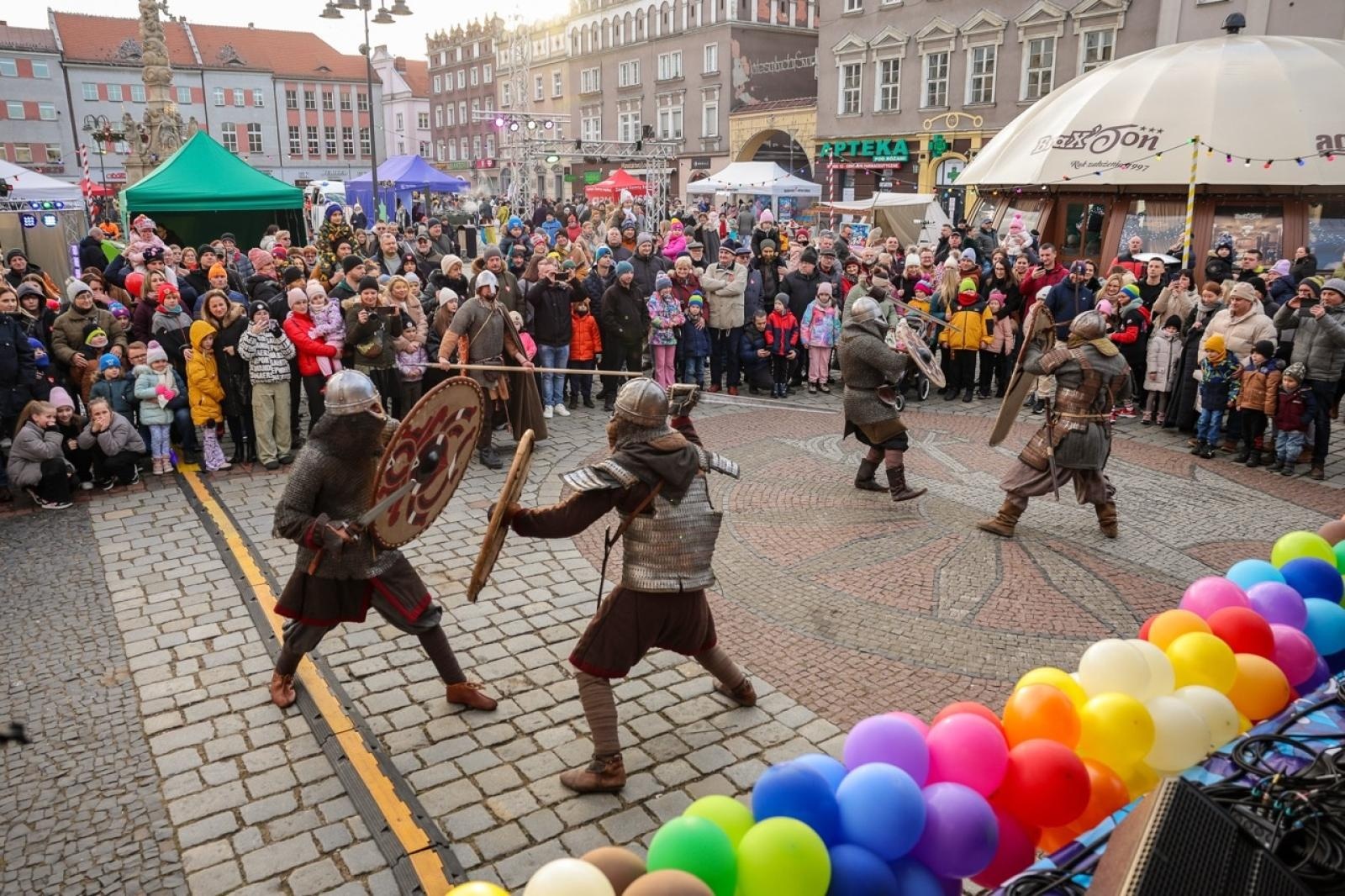 Zdjęcie w galerii na portalu naszraciborz.pl: 33. finał Wielkiej Orkiestry Świątecznej Pomocy za nami. Zobaczmy, jak wyglądał w Raciborzu wiadomości z regionu