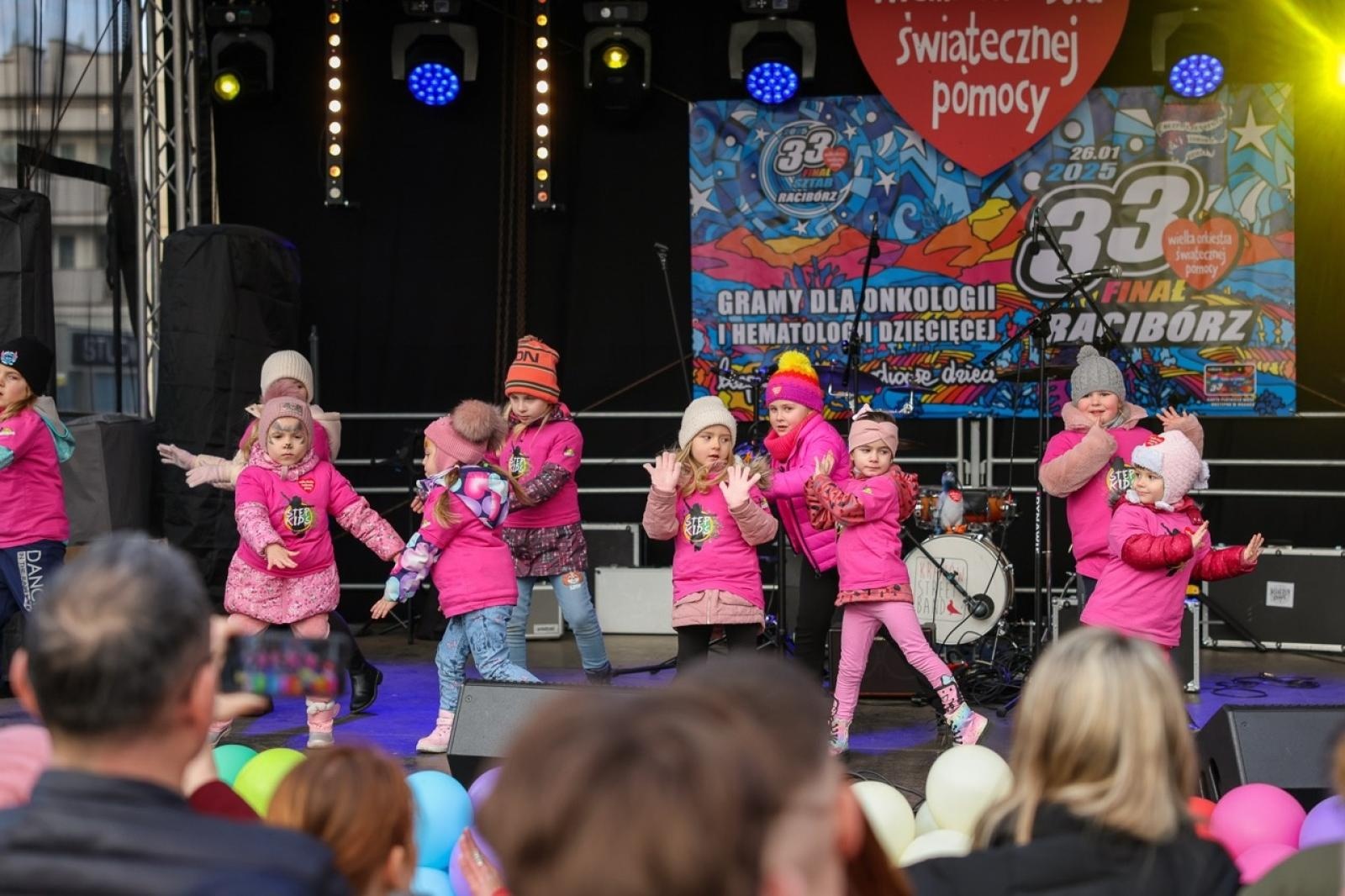 Zdjęcie w galerii na portalu naszraciborz.pl: 33. finał Wielkiej Orkiestry Świątecznej Pomocy za nami. Zobaczmy, jak wyglądał w Raciborzu wiadomości z regionu