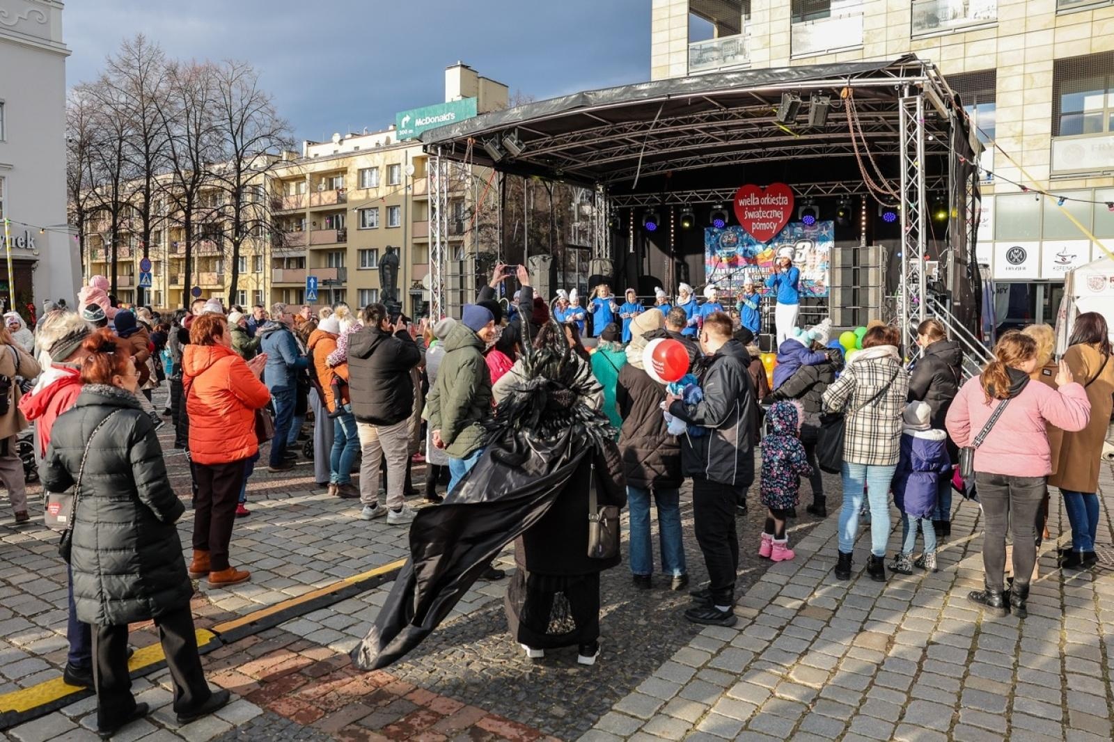 Zdjęcie w galerii na portalu naszraciborz.pl: 33. finał Wielkiej Orkiestry Świątecznej Pomocy za nami. Zobaczmy, jak wyglądał w Raciborzu wiadomości z regionu