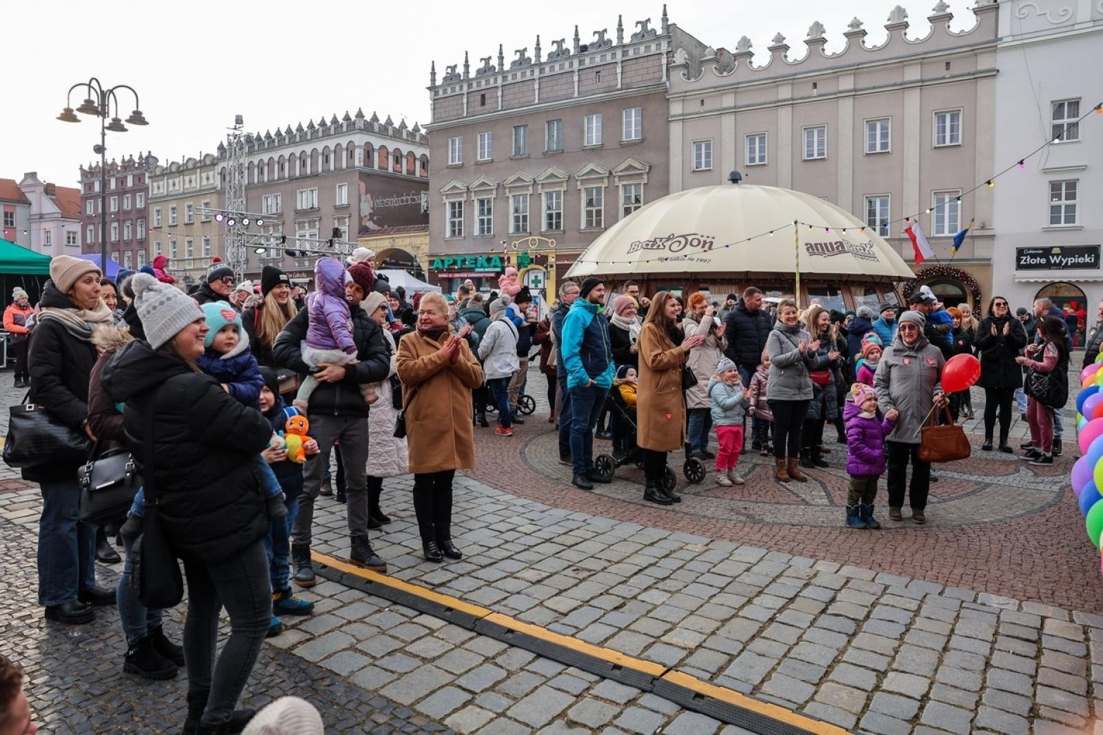 Zdjęcie w galerii na portalu naszraciborz.pl: 33. finał Wielkiej Orkiestry Świątecznej Pomocy za nami. Zobaczmy, jak wyglądał w Raciborzu wiadomości z regionu