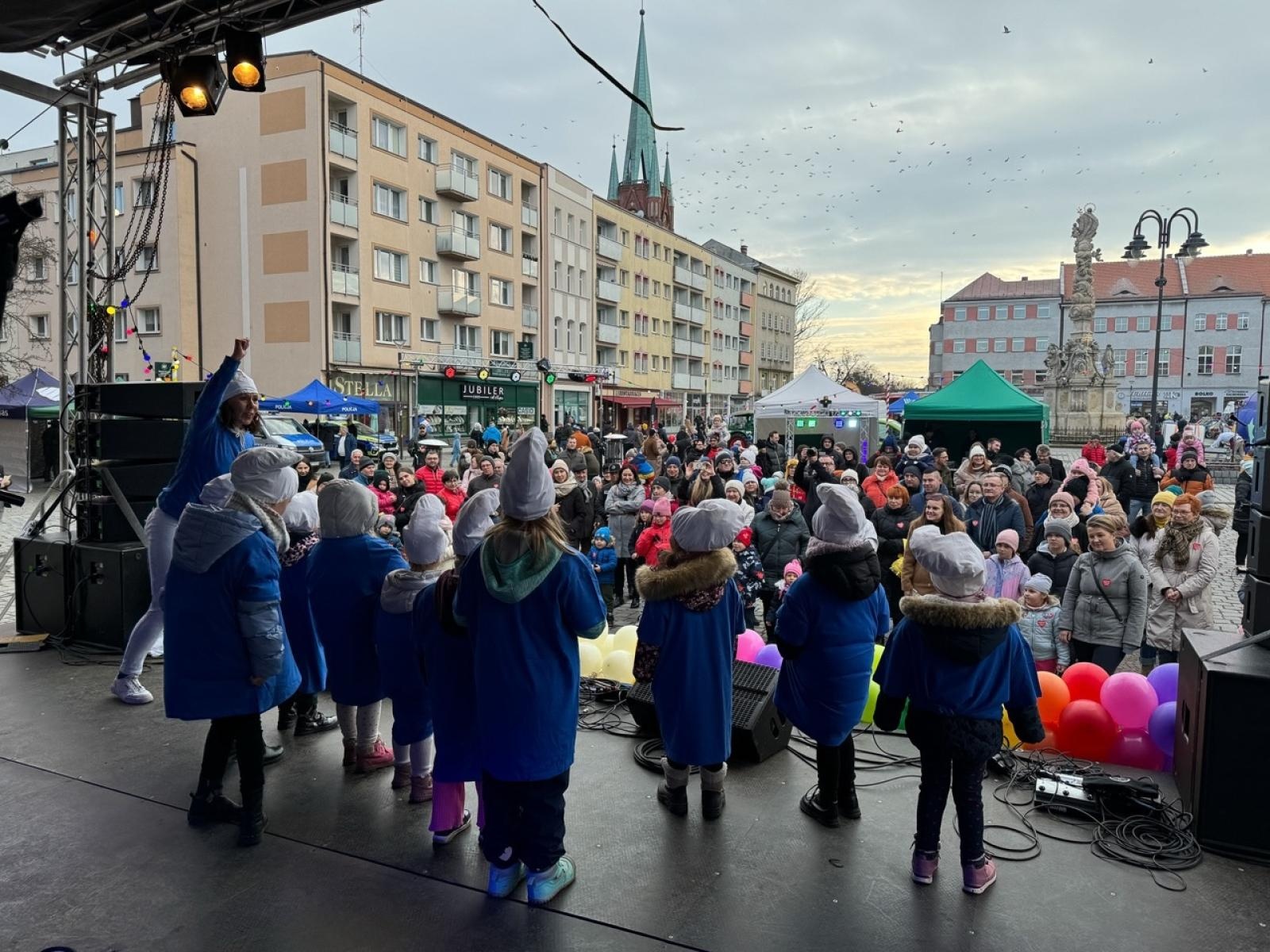 Zdjęcie w galerii na portalu naszraciborz.pl: 33. finał Wielkiej Orkiestry Świątecznej Pomocy za nami. Zobaczmy, jak wyglądał w Raciborzu wiadomości z regionu