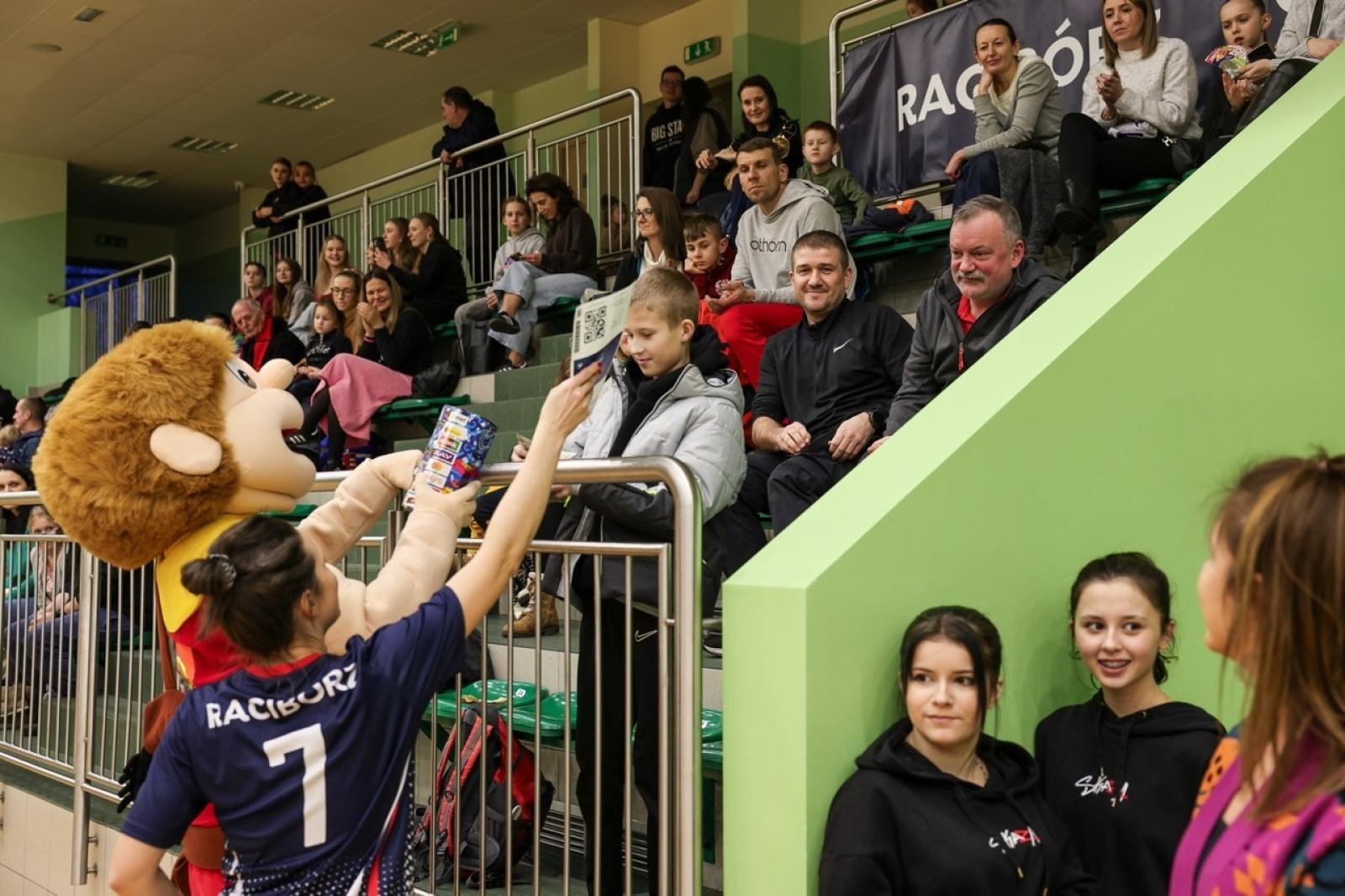 Zdjęcie w galerii na portalu naszraciborz.pl: 33. finał Wielkiej Orkiestry Świątecznej Pomocy za nami. Zobaczmy, jak wyglądał w Raciborzu wiadomości z regionu