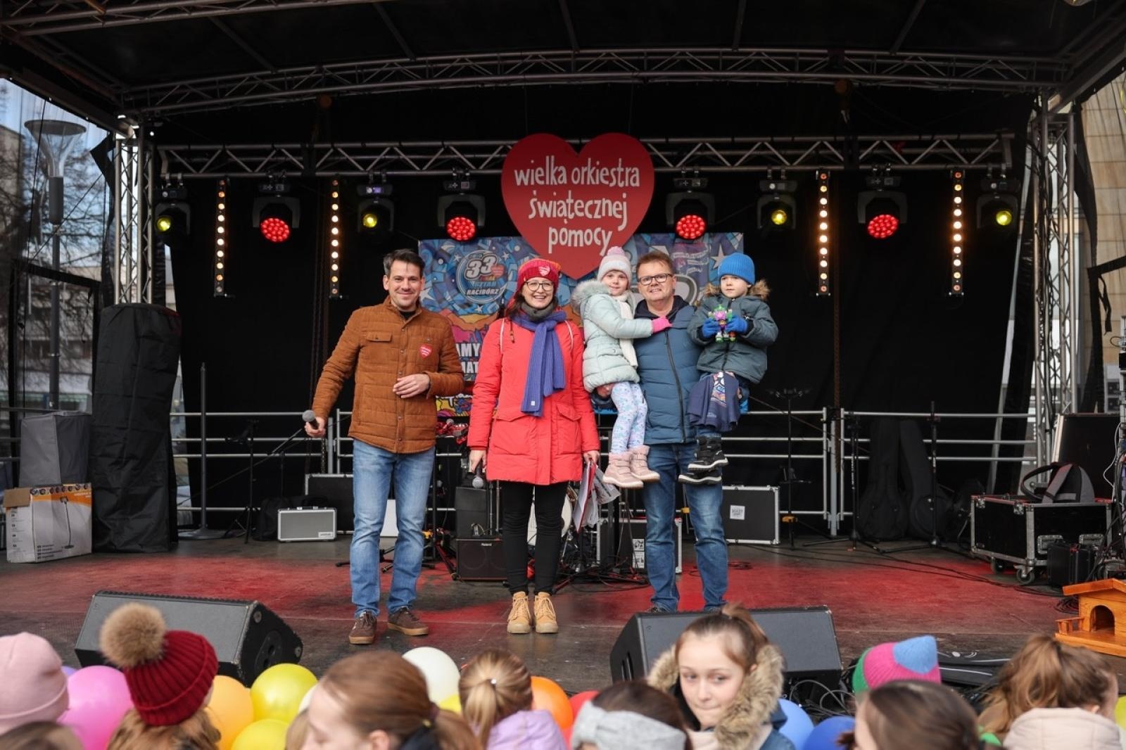 Zdjęcie w galerii na portalu naszraciborz.pl: 33. finał Wielkiej Orkiestry Świątecznej Pomocy za nami. Zobaczmy, jak wyglądał w Raciborzu wiadomości z regionu