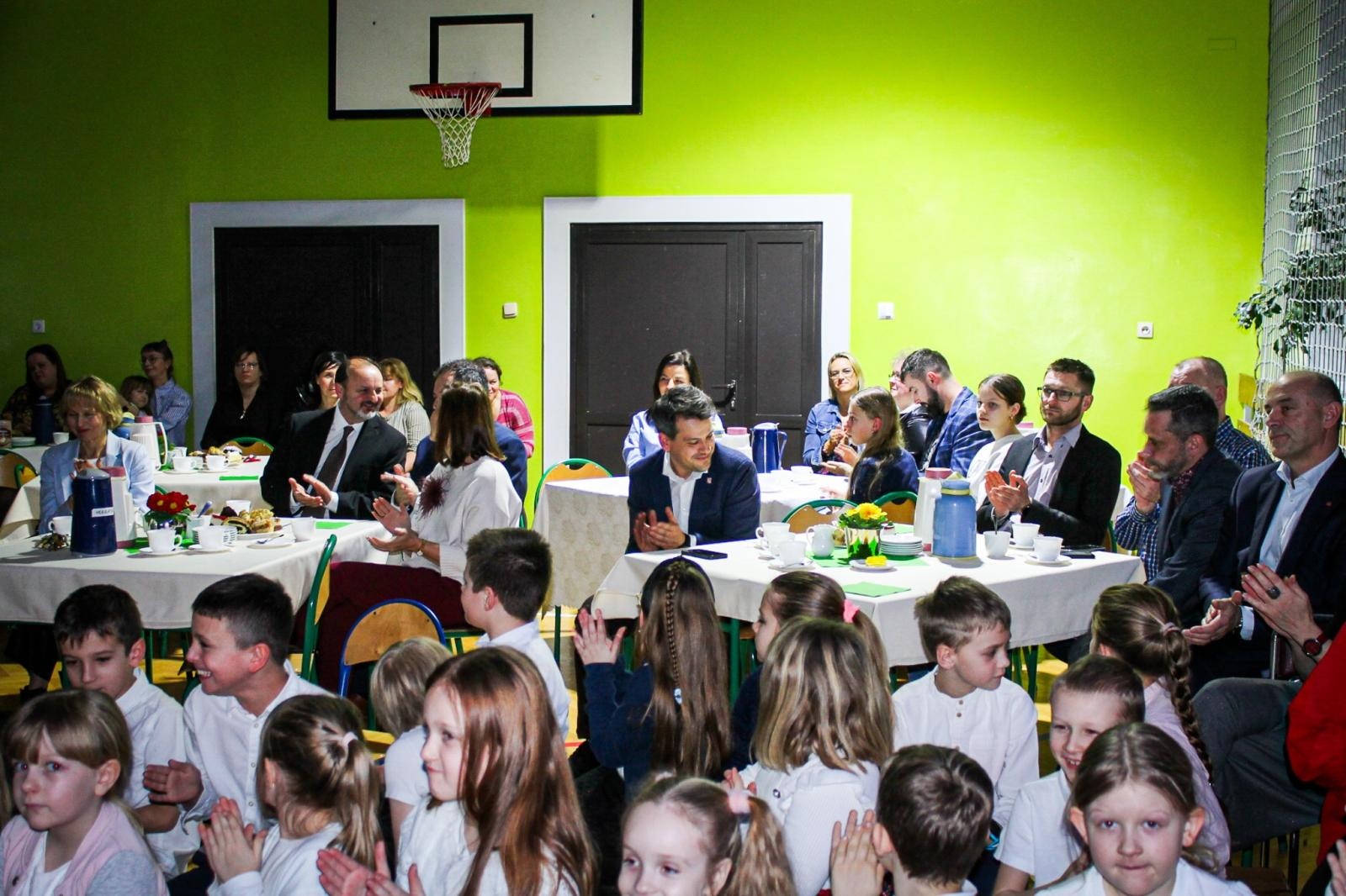 Zdjęcie w galerii na portalu naszraciborz.pl: Szkoła na Płoni ma już 80 lat. Koncert urodzinowy wiadomości z regionu