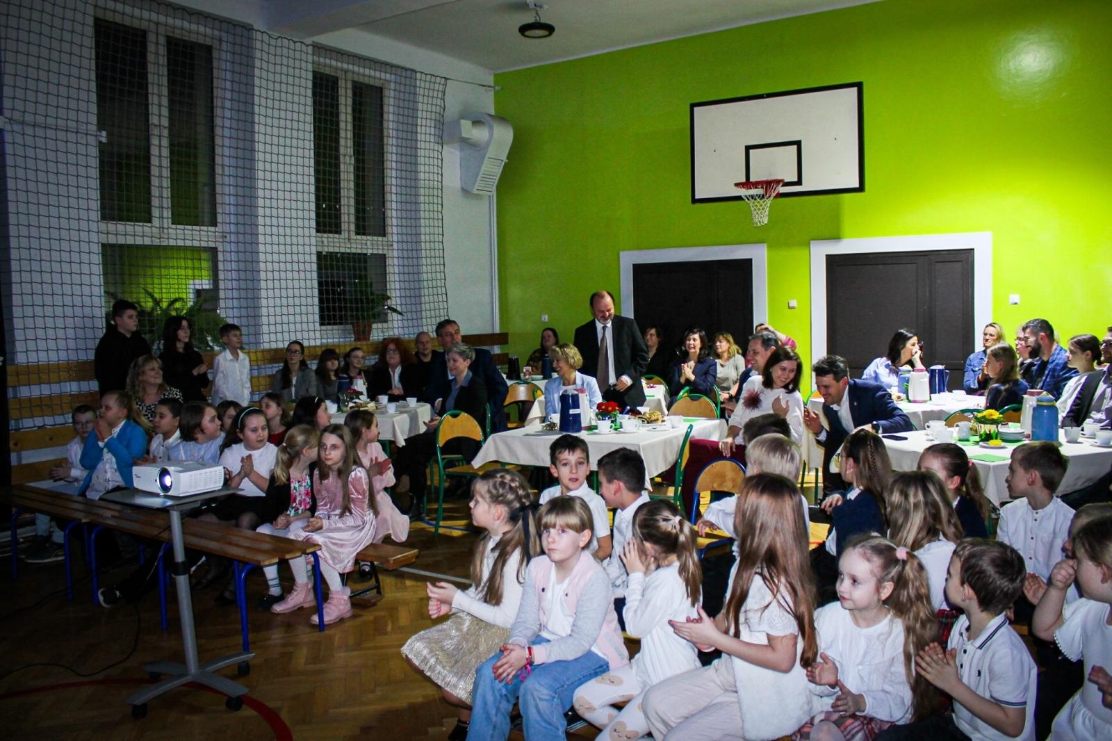 Zdjęcie w galerii na portalu naszraciborz.pl: Szkoła na Płoni ma już 80 lat. Koncert urodzinowy wiadomości z regionu