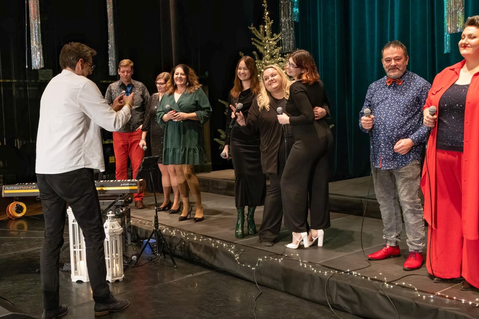 Zdjęcie w galerii na portalu naszraciborz.pl: Cztery klipy świąteczne PERSPEKTYWY. Nagrania, które chwytają za serce!  wiadomości z regionu