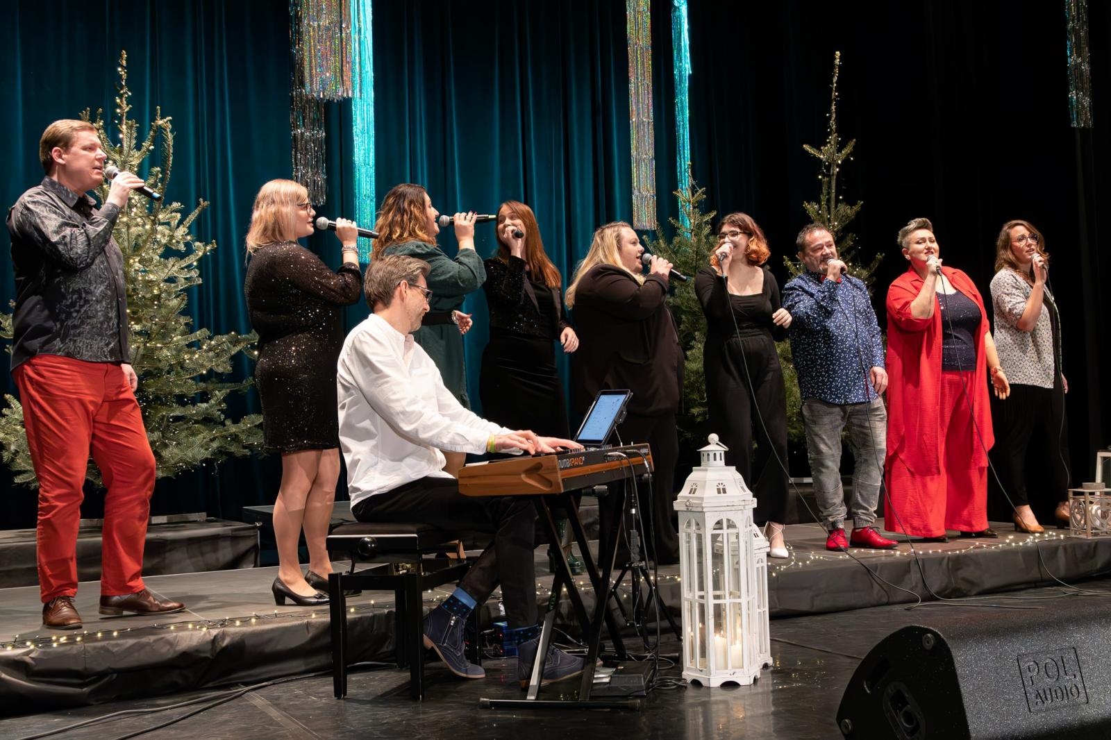 Zdjęcie w galerii na portalu naszraciborz.pl: Cztery klipy świąteczne PERSPEKTYWY. Nagrania, które chwytają za serce!  wiadomości z regionu