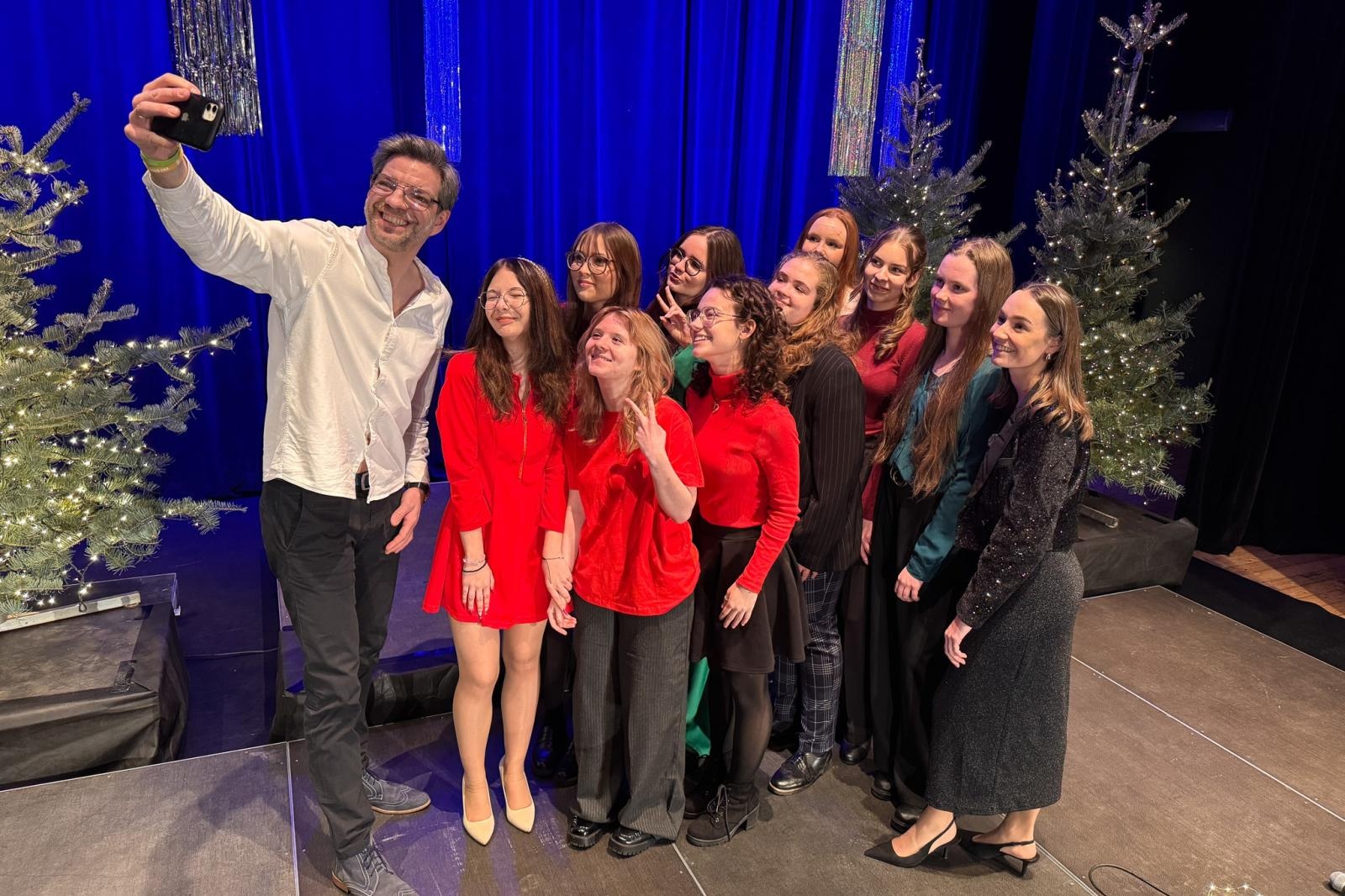 Zdjęcie w galerii na portalu naszraciborz.pl: Cztery klipy świąteczne PERSPEKTYWY. Nagrania, które chwytają za serce!  wiadomości z regionu