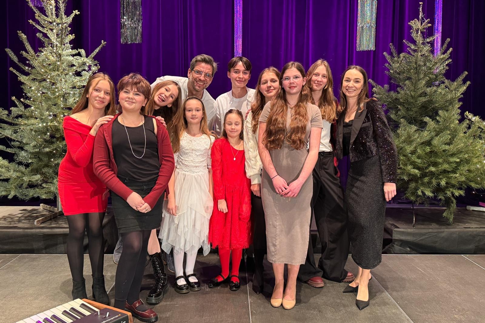 Zdjęcie w galerii na portalu naszraciborz.pl: Cztery klipy świąteczne PERSPEKTYWY. Nagrania, które chwytają za serce!  wiadomości z regionu