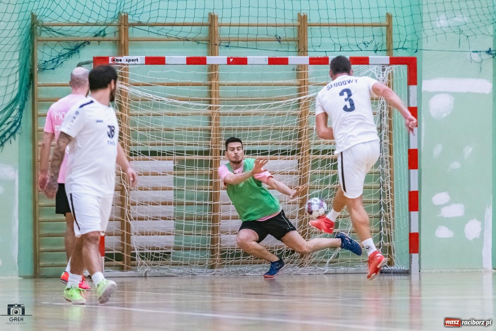 Zdjęcie w galerii na portalu naszraciborz.pl: Sobota w HLPN. Piłka lądowała w siatce prawie trzydzieści razy [FOTO] wiadomości z regionu