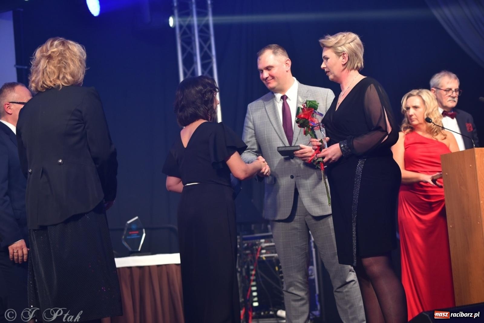 Zdjęcie w galerii na portalu naszraciborz.pl: Gala Przedsiębiorczości w Pietrowicach Wielkich. Statuetki dla lokalnych liderów biznesu wiadomości z regionu