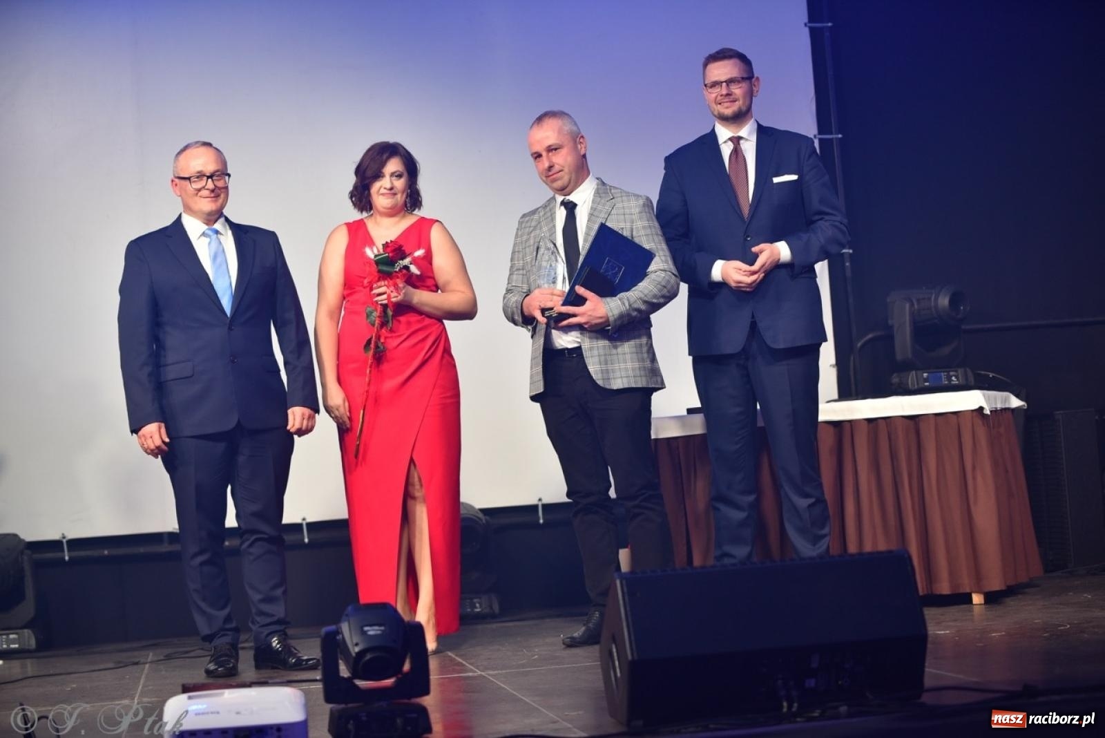 Zdjęcie w galerii na portalu naszraciborz.pl: Gala Przedsiębiorczości w Pietrowicach Wielkich. Statuetki dla lokalnych liderów biznesu wiadomości z regionu