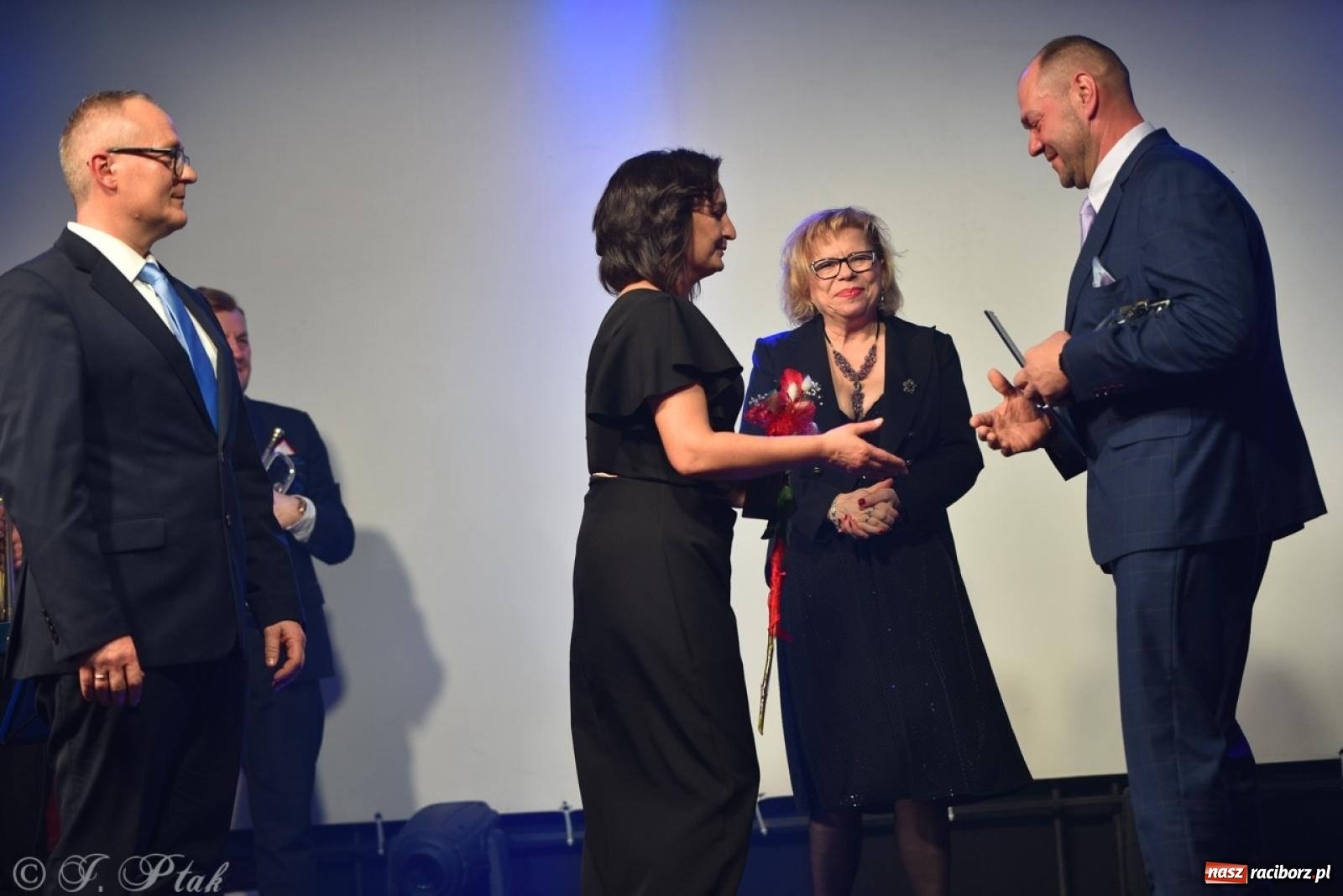 Zdjęcie w galerii na portalu naszraciborz.pl: Gala Przedsiębiorczości w Pietrowicach Wielkich. Statuetki dla lokalnych liderów biznesu wiadomości z regionu