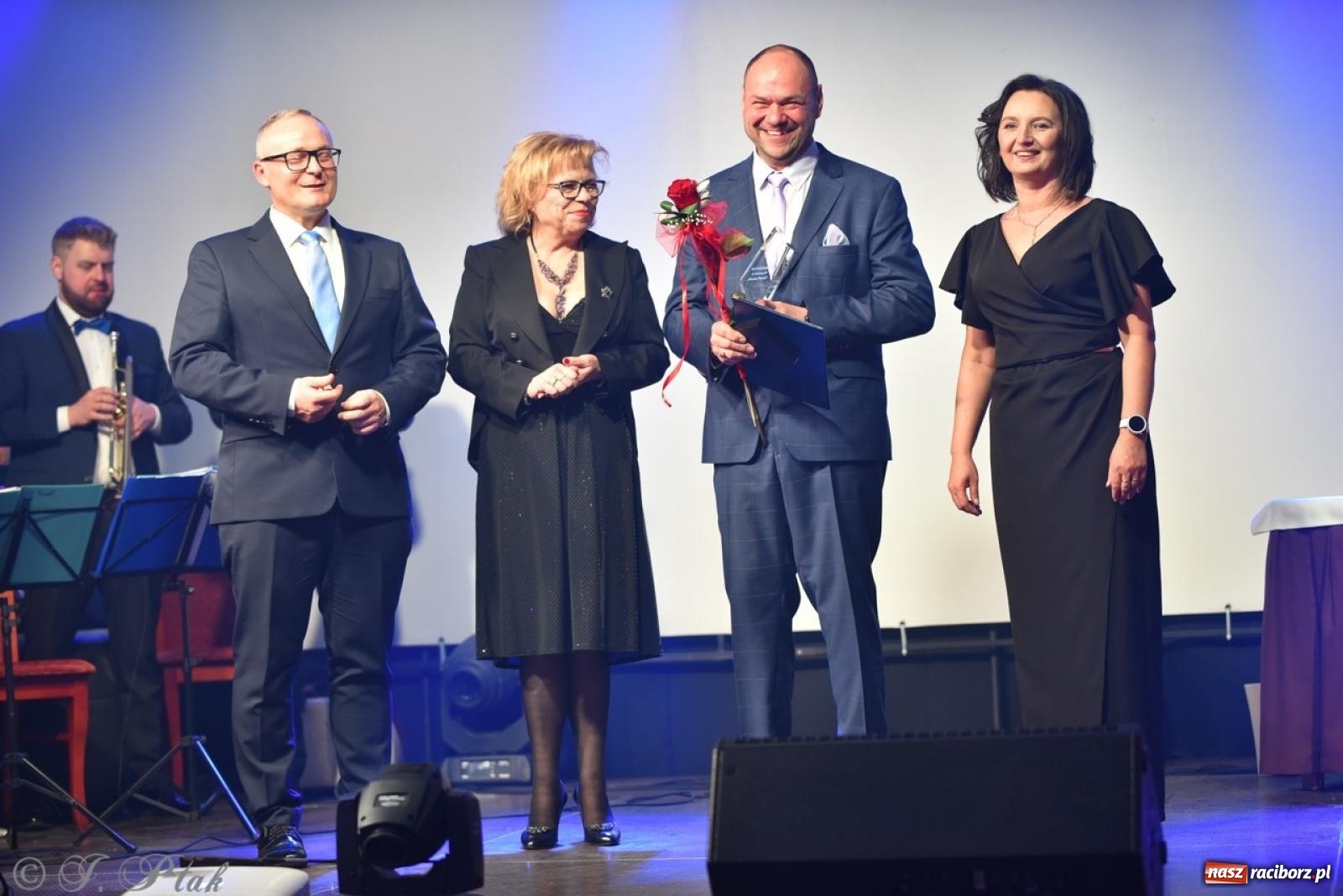 Zdjęcie w galerii na portalu naszraciborz.pl: Gala Przedsiębiorczości w Pietrowicach Wielkich. Statuetki dla lokalnych liderów biznesu wiadomości z regionu