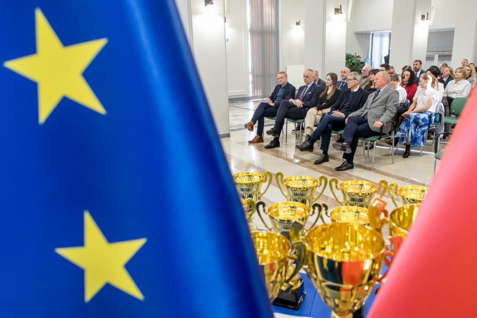 Zdjęcie w galerii na portalu naszraciborz.pl: SP 15 wyróżniona we współzawodnictwie szkół wiadomości z regionu