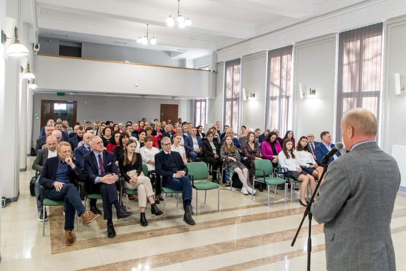 Zdjęcie w galerii na portalu naszraciborz.pl: SP 15 wyróżniona we współzawodnictwie szkół wiadomości z regionu