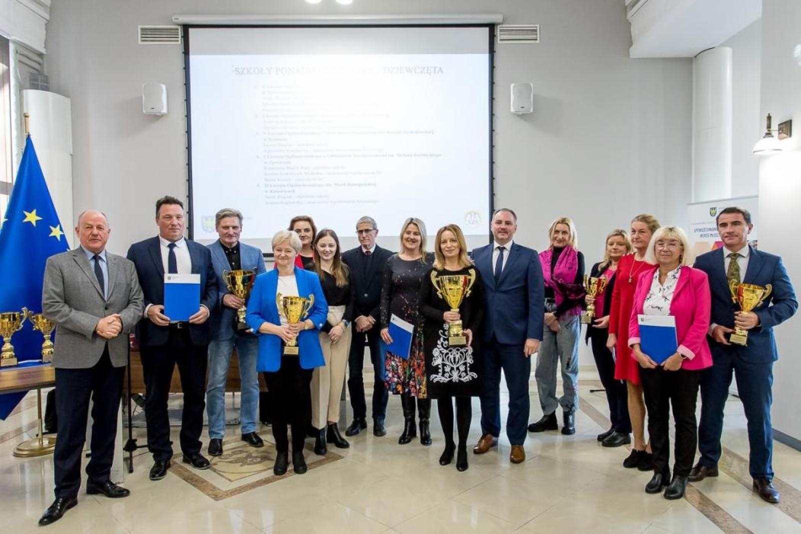 Zdjęcie w galerii na portalu naszraciborz.pl: SP 15 wyróżniona we współzawodnictwie szkół wiadomości z regionu