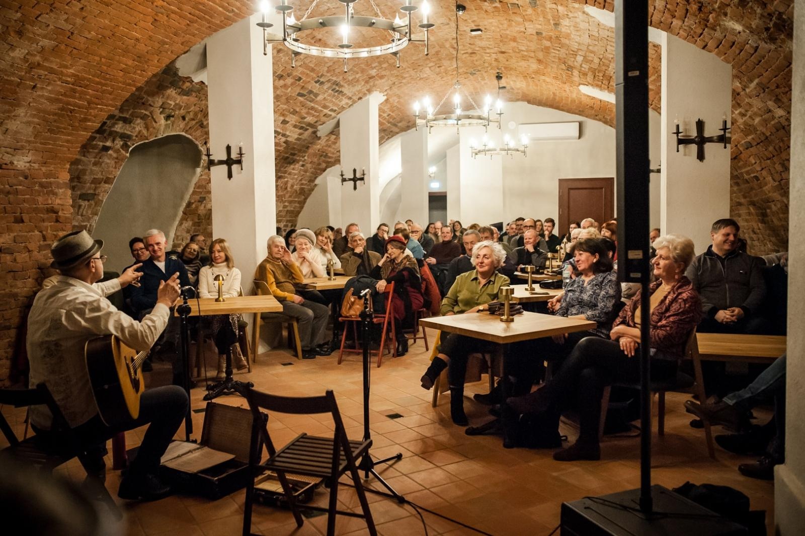 Zdjęcie w galerii na portalu naszraciborz.pl: Gospelblues evening w raciborskim Zamku Piastowskim. Fani bluesa wypełnili piwnicę słodowni wiadomości z regionu