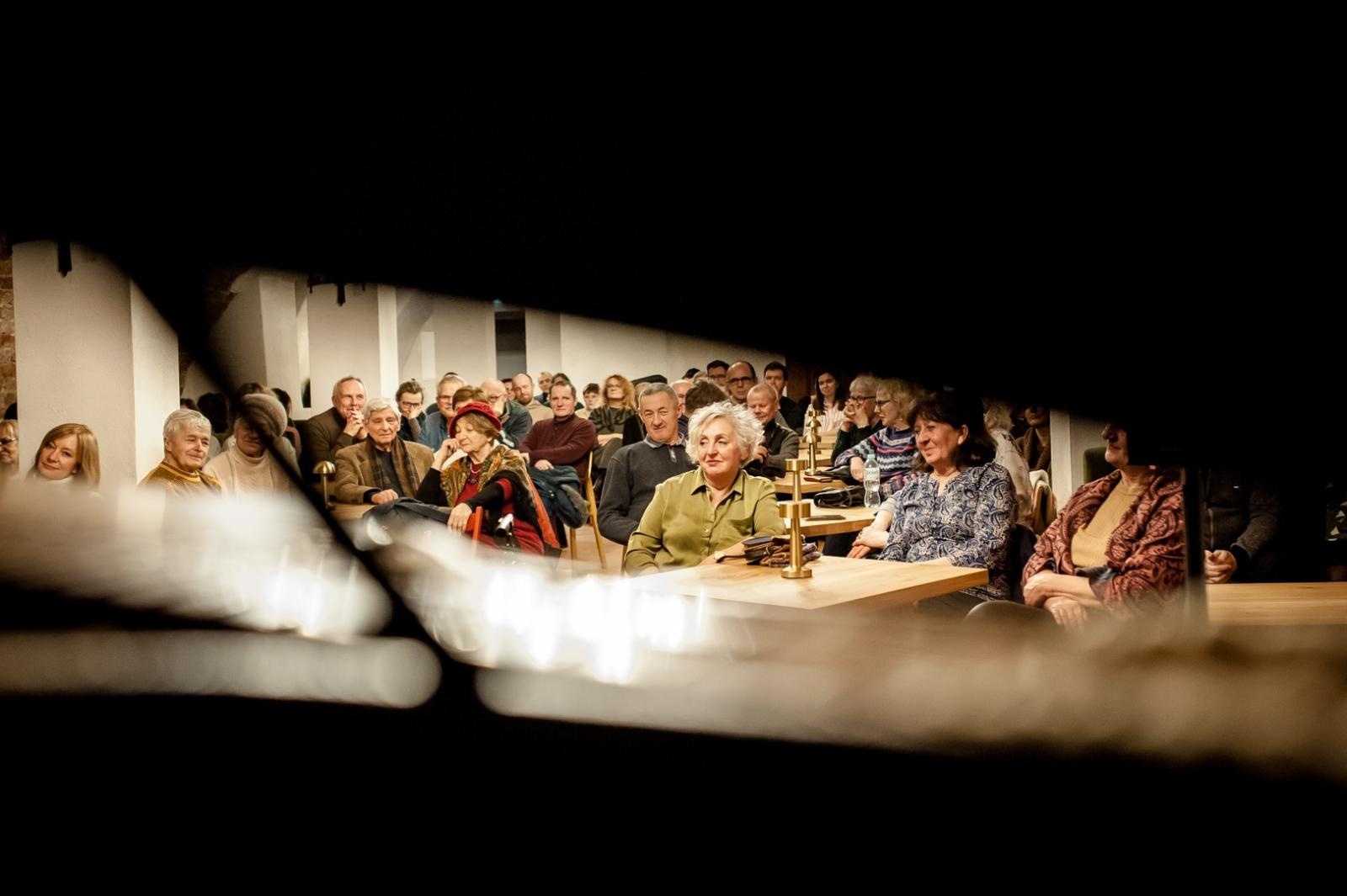 Zdjęcie w galerii na portalu naszraciborz.pl: Gospelblues evening w raciborskim Zamku Piastowskim. Fani bluesa wypełnili piwnicę słodowni wiadomości z regionu