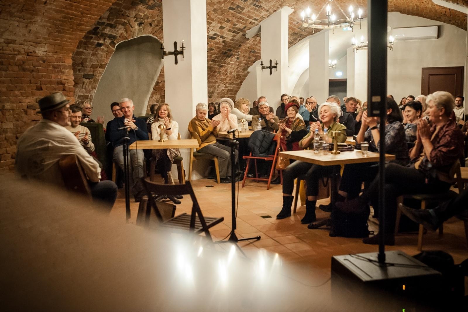 Zdjęcie w galerii na portalu naszraciborz.pl: Gospelblues evening w raciborskim Zamku Piastowskim. Fani bluesa wypełnili piwnicę słodowni wiadomości z regionu