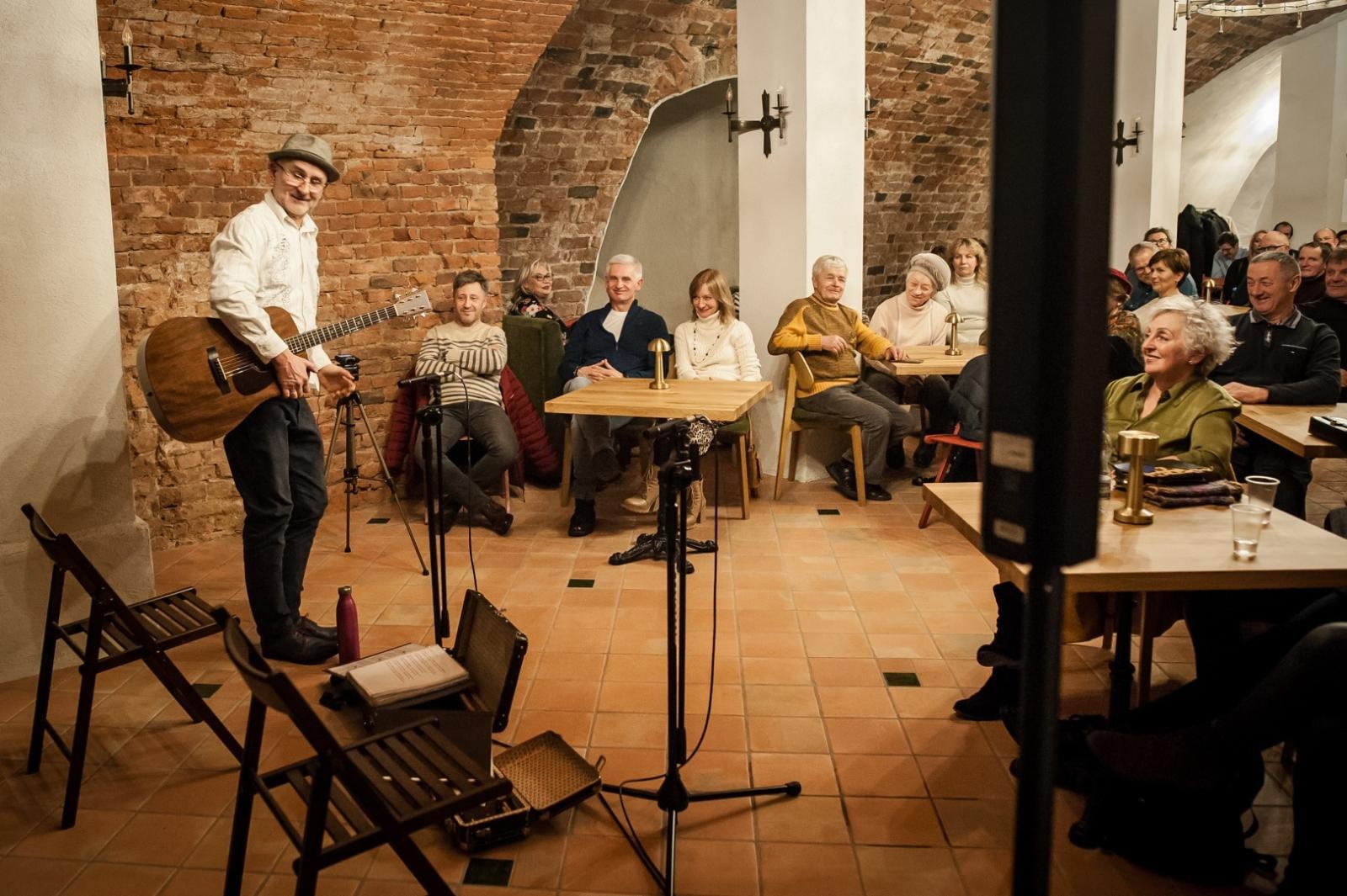 Zdjęcie w galerii na portalu naszraciborz.pl: Gospelblues evening w raciborskim Zamku Piastowskim. Fani bluesa wypełnili piwnicę słodowni wiadomości z regionu