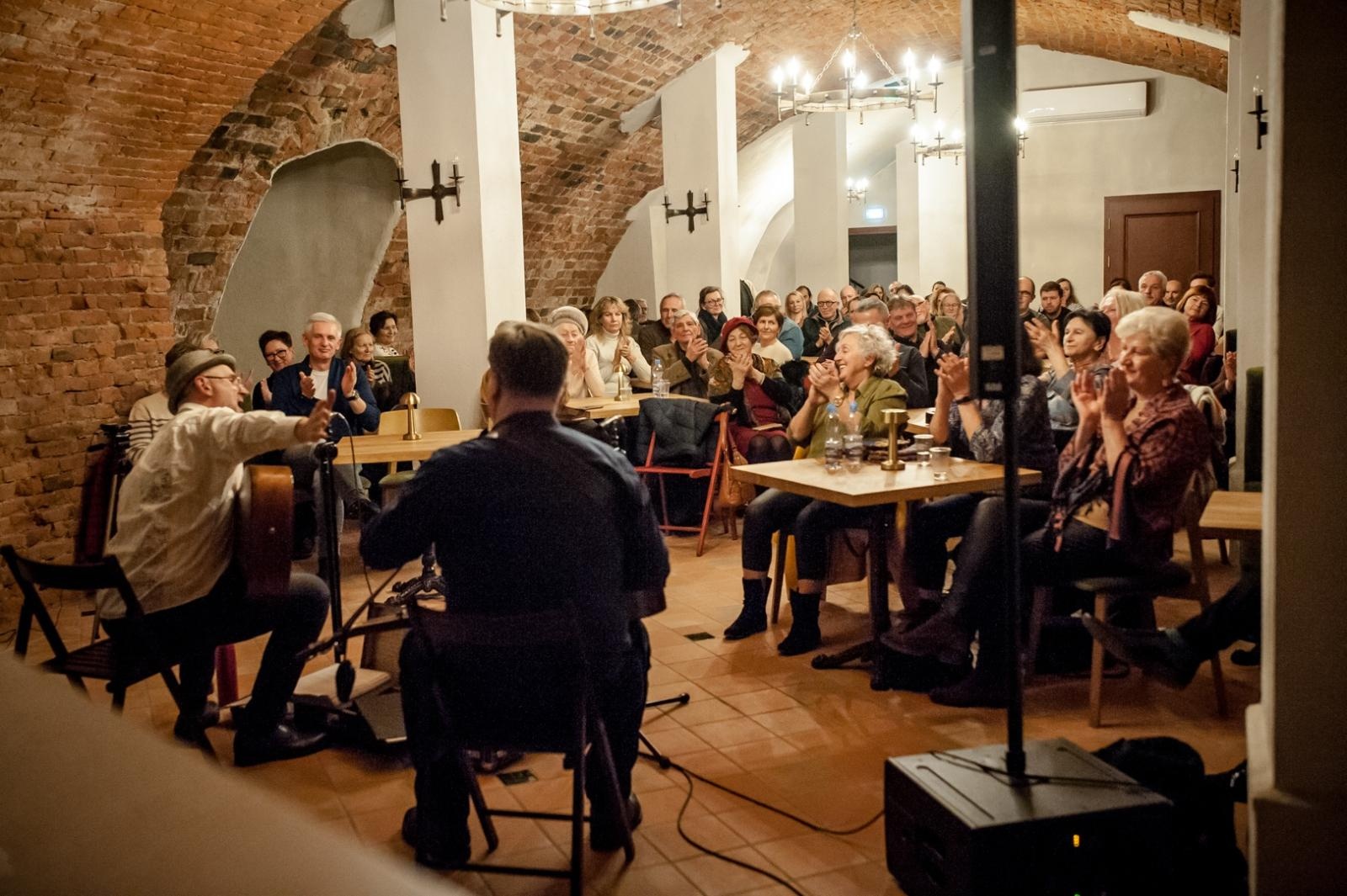 Zdjęcie w galerii na portalu naszraciborz.pl: Gospelblues evening w raciborskim Zamku Piastowskim. Fani bluesa wypełnili piwnicę słodowni wiadomości z regionu