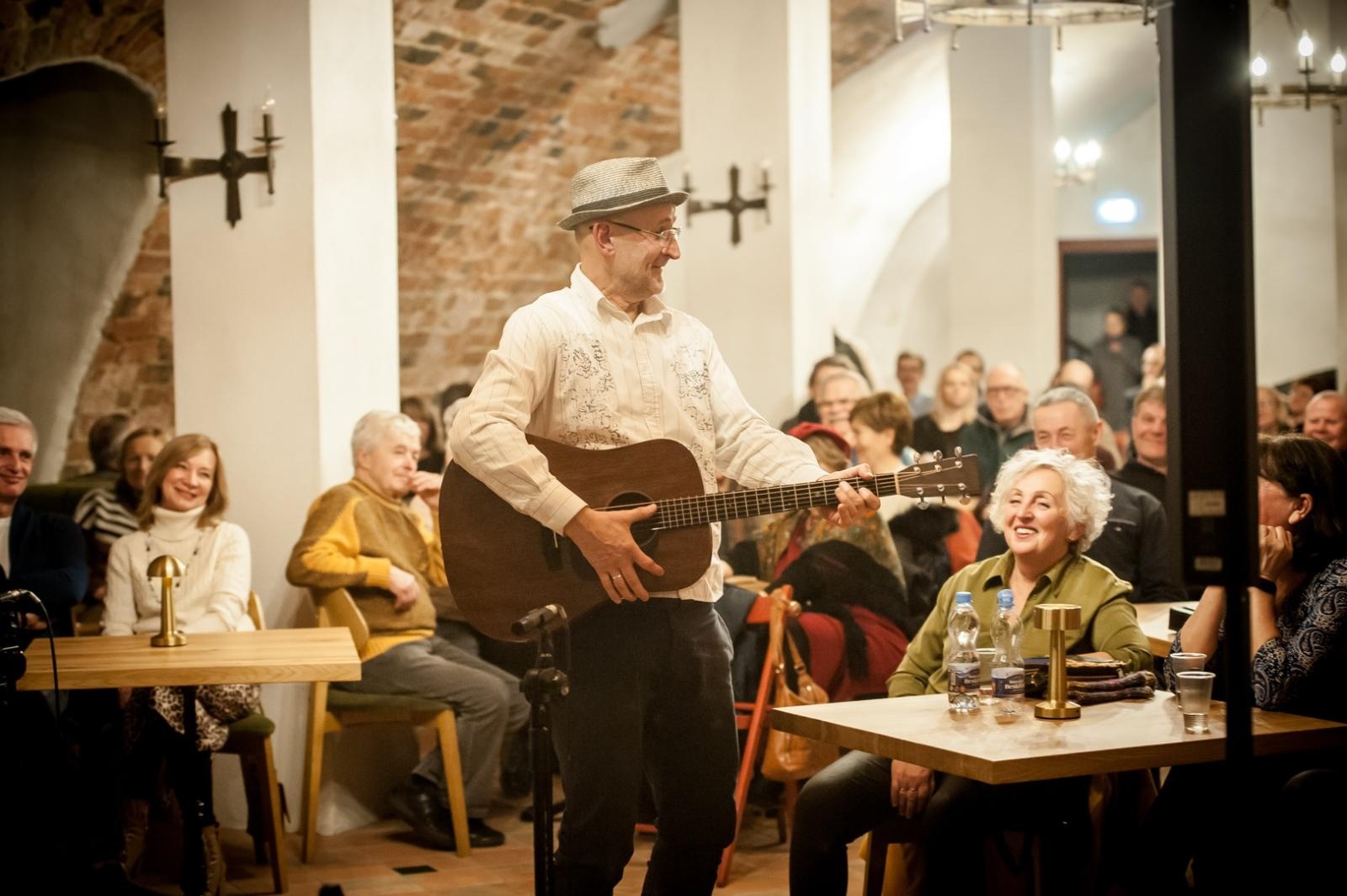 Zdjęcie w galerii na portalu naszraciborz.pl: Gospelblues evening w raciborskim Zamku Piastowskim. Fani bluesa wypełnili piwnicę słodowni wiadomości z regionu