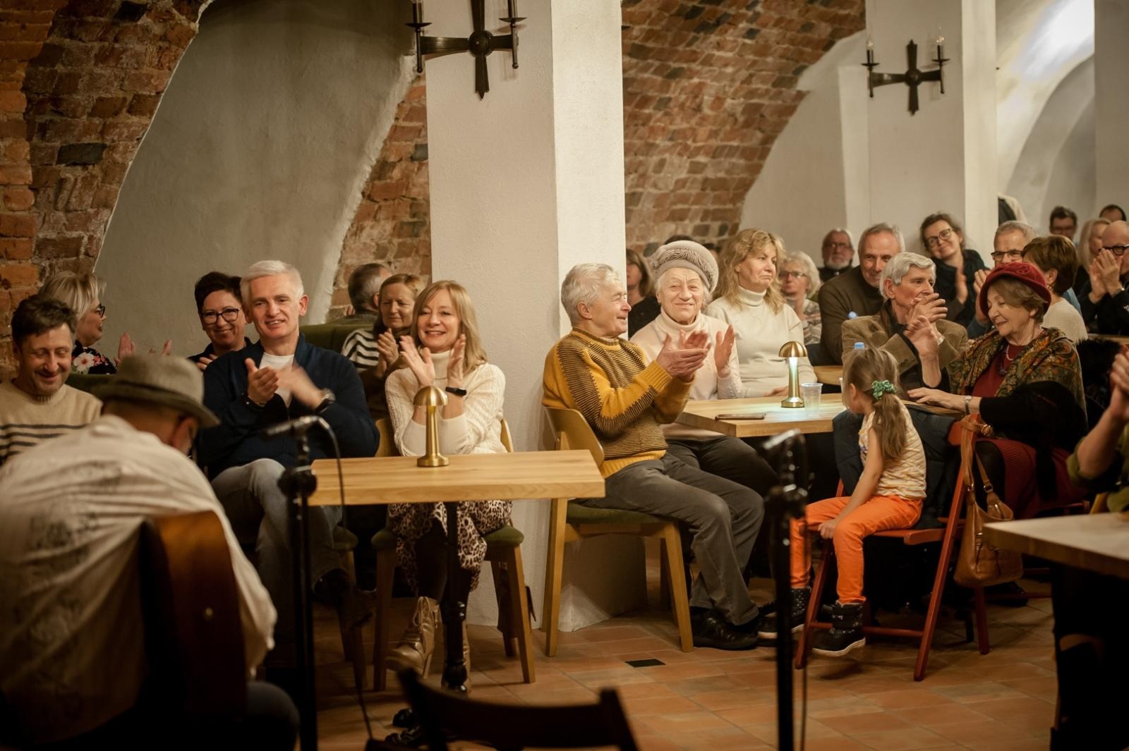 Zdjęcie w galerii na portalu naszraciborz.pl: Gospelblues evening w raciborskim Zamku Piastowskim. Fani bluesa wypełnili piwnicę słodowni wiadomości z regionu