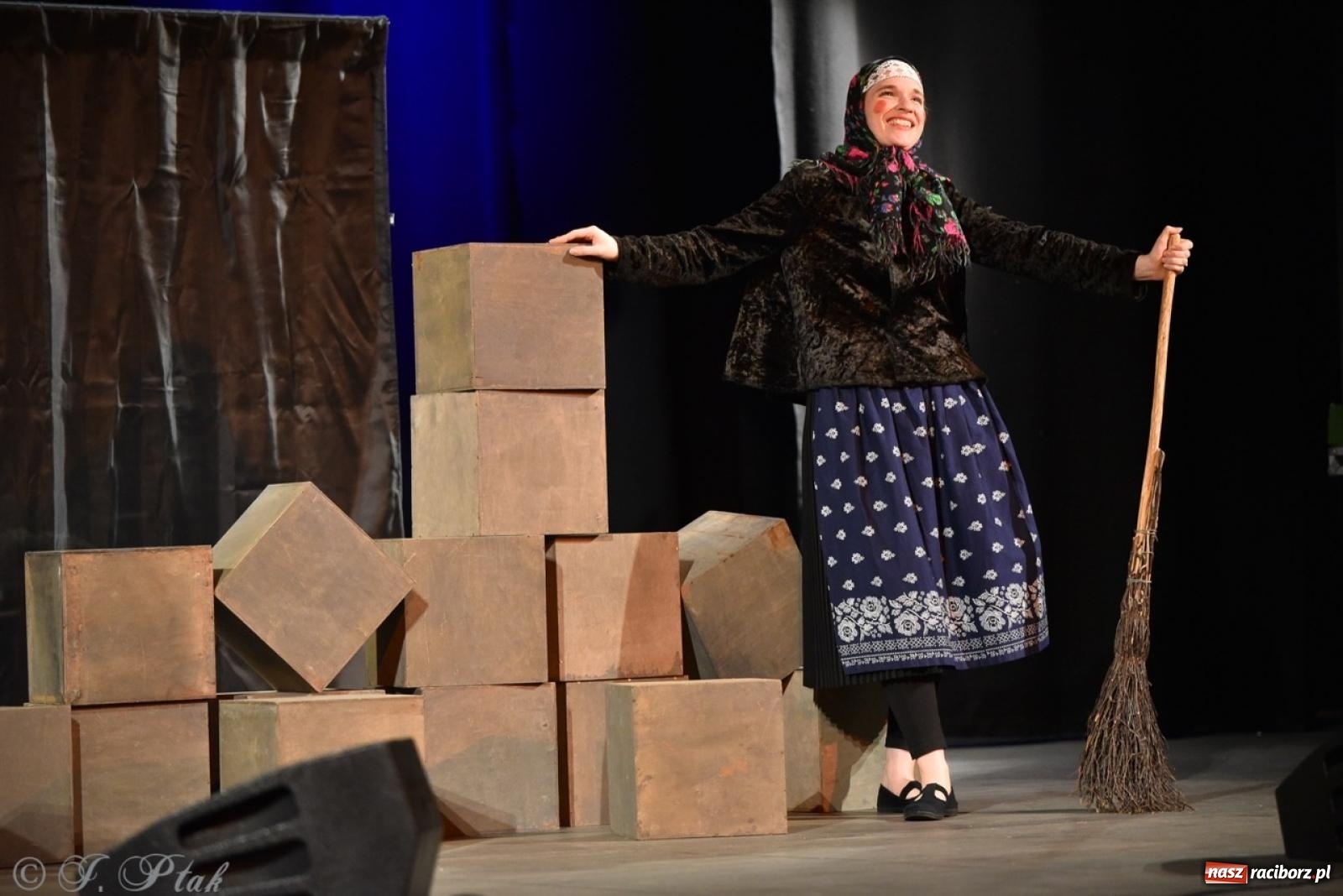 Zdjęcie w galerii na portalu naszraciborz.pl: Heksa – w poszukiwaniu strachów oczarowała publiczność w RCK wiadomości z regionu