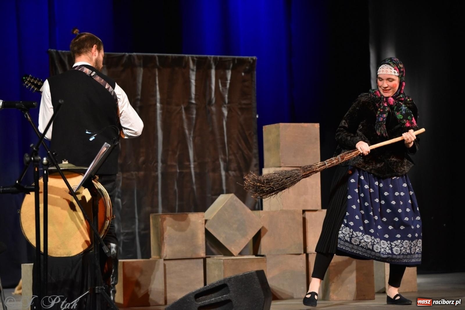 Zdjęcie w galerii na portalu naszraciborz.pl: Heksa – w poszukiwaniu strachów oczarowała publiczność w RCK wiadomości z regionu