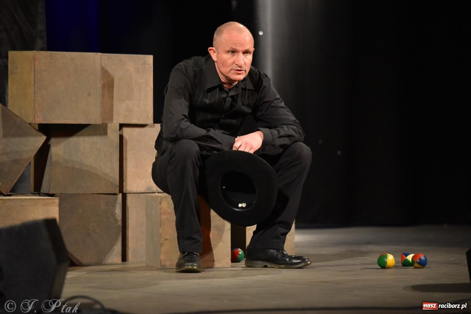 Zdjęcie w galerii na portalu naszraciborz.pl: Heksa – w poszukiwaniu strachów oczarowała publiczność w RCK wiadomości z regionu