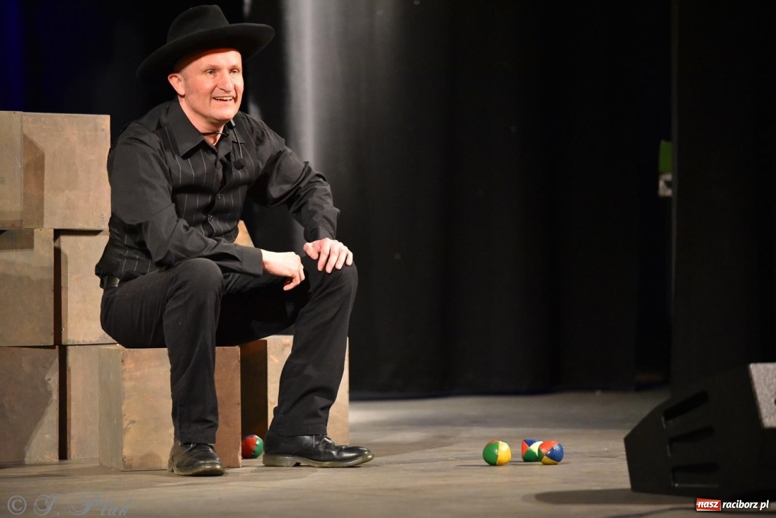 Zdjęcie w galerii na portalu naszraciborz.pl: Heksa – w poszukiwaniu strachów oczarowała publiczność w RCK wiadomości z regionu