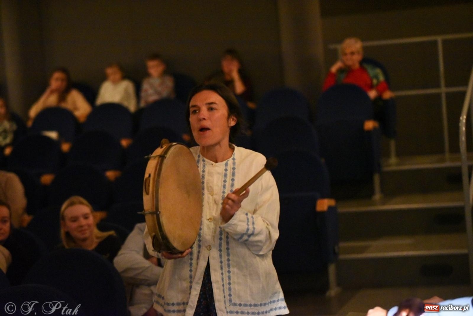 Zdjęcie w galerii na portalu naszraciborz.pl: Heksa – w poszukiwaniu strachów oczarowała publiczność w RCK wiadomości z regionu