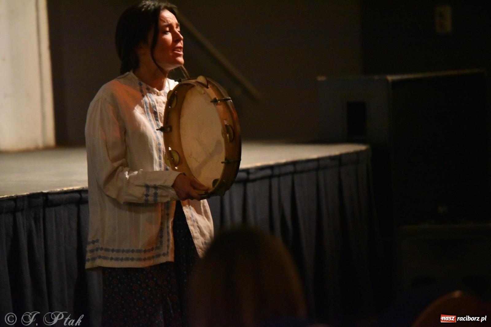Zdjęcie w galerii na portalu naszraciborz.pl: Heksa – w poszukiwaniu strachów oczarowała publiczność w RCK wiadomości z regionu