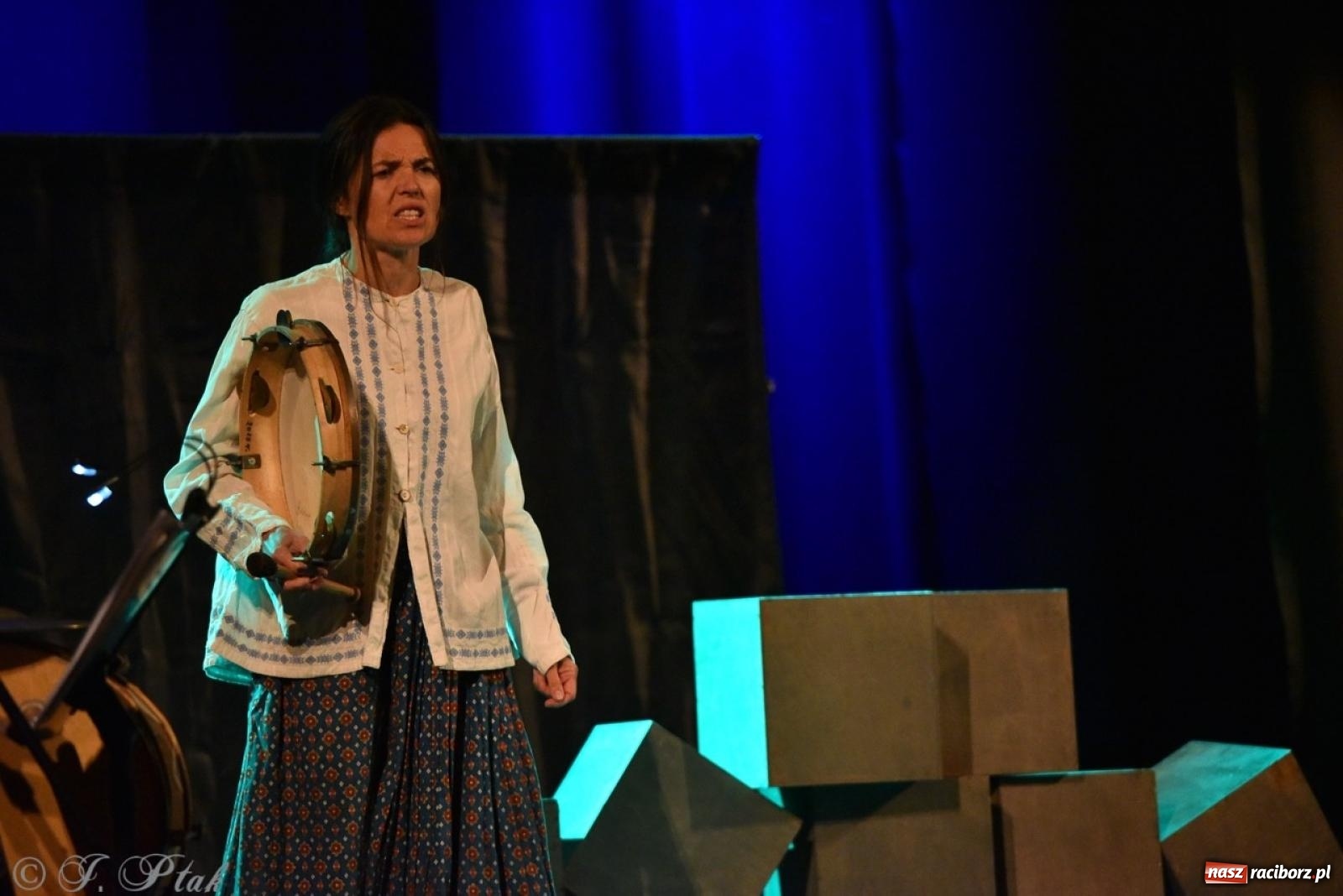 Zdjęcie w galerii na portalu naszraciborz.pl: Heksa – w poszukiwaniu strachów oczarowała publiczność w RCK wiadomości z regionu