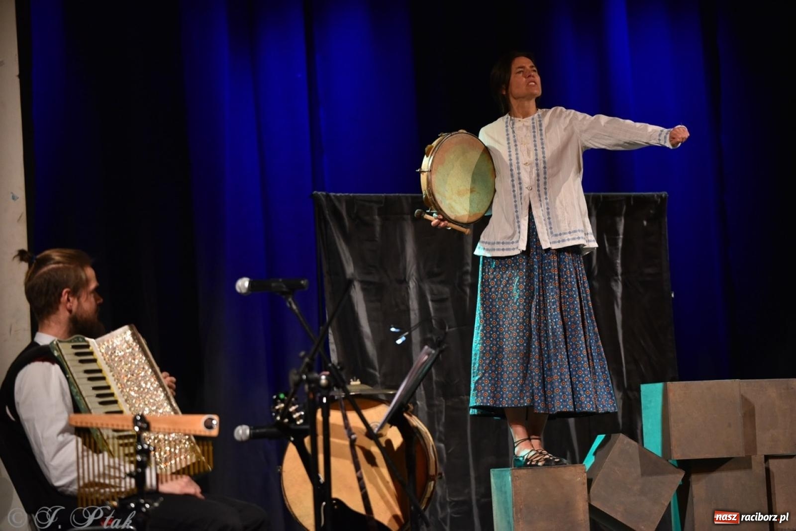 Zdjęcie w galerii na portalu naszraciborz.pl: Heksa – w poszukiwaniu strachów oczarowała publiczność w RCK wiadomości z regionu